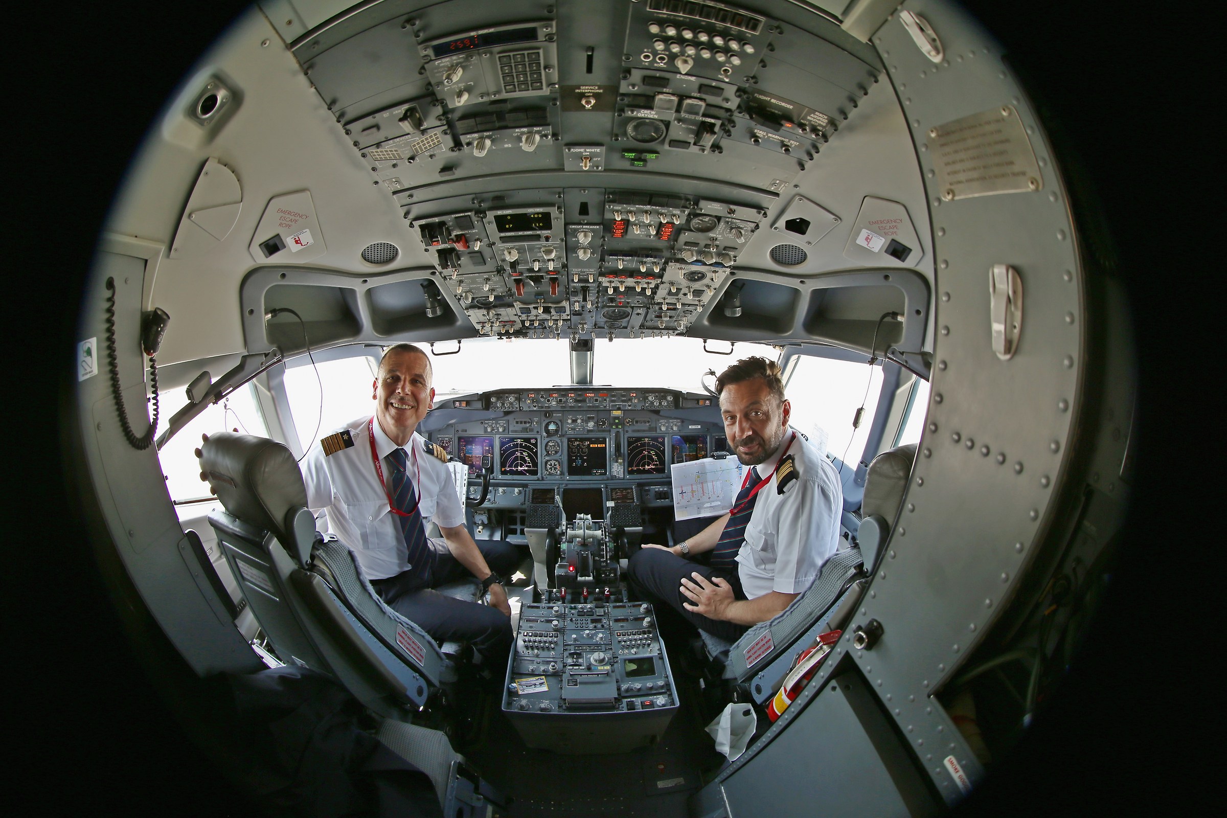 Vietato distrarre il conducente.....ehm i piloti !