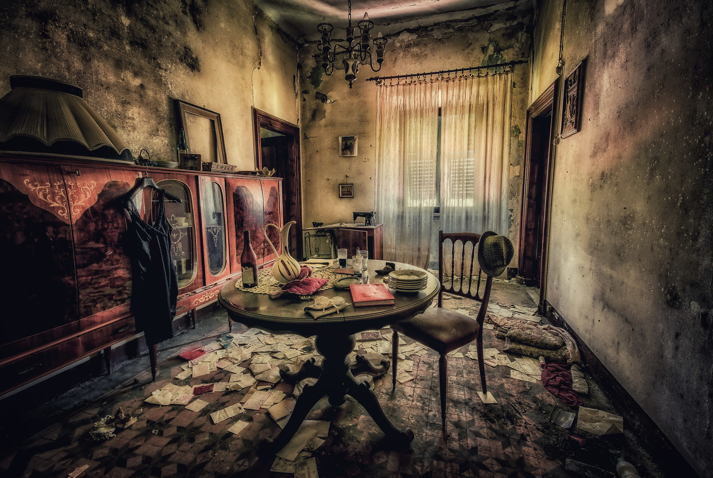 Tha age of shadows ... abandoned villa C.