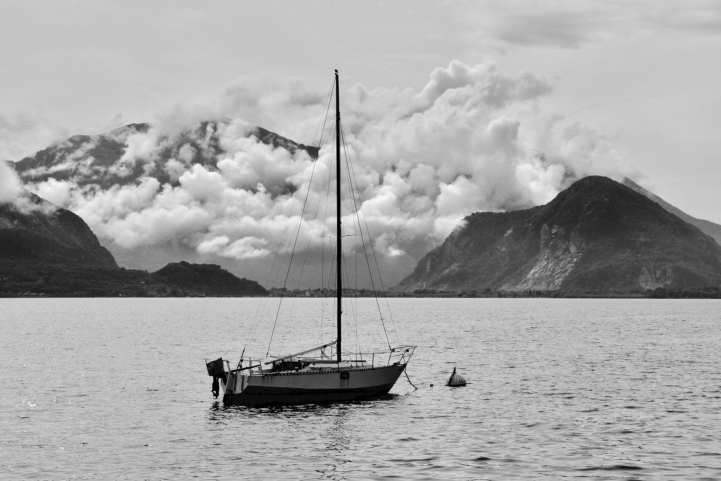 Verbania. Boat on lake (in b / w)