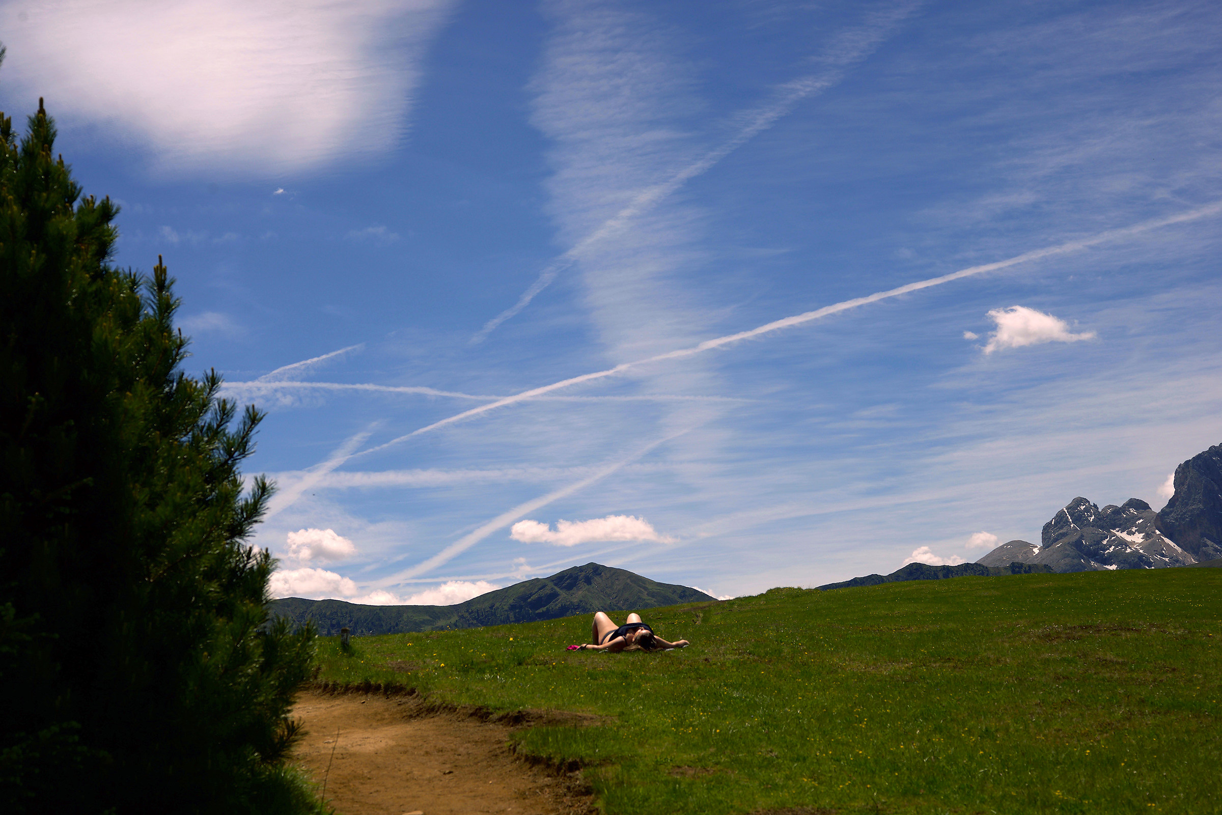 Paesaggio con signora distesa