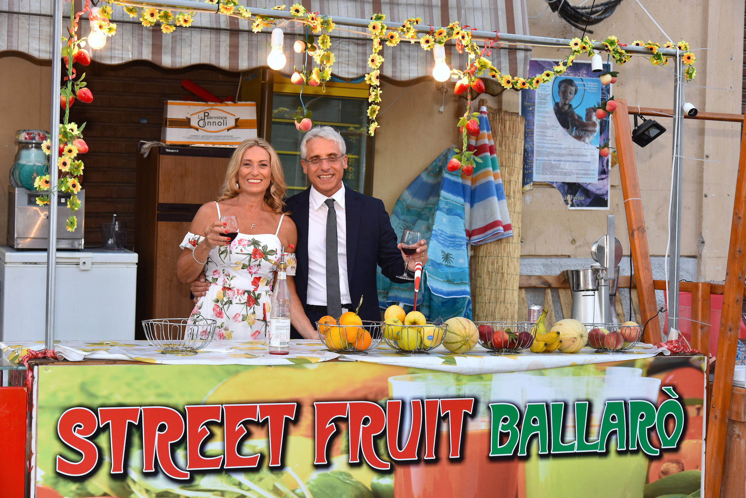 ... per i "mercati" con gli sposi