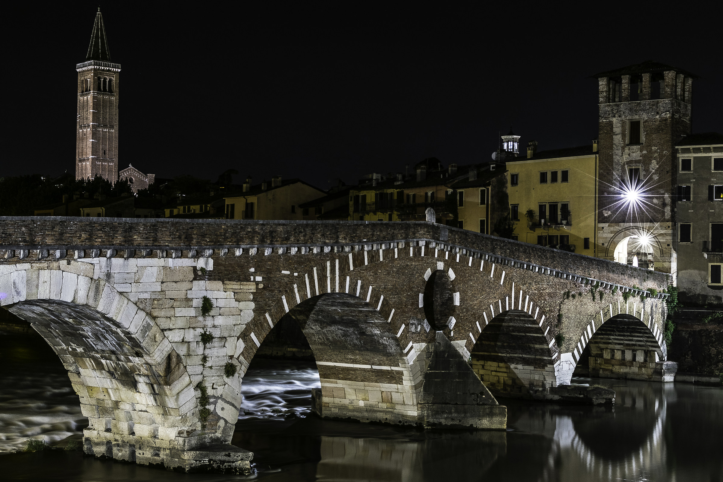 Ponte Pietra di notte