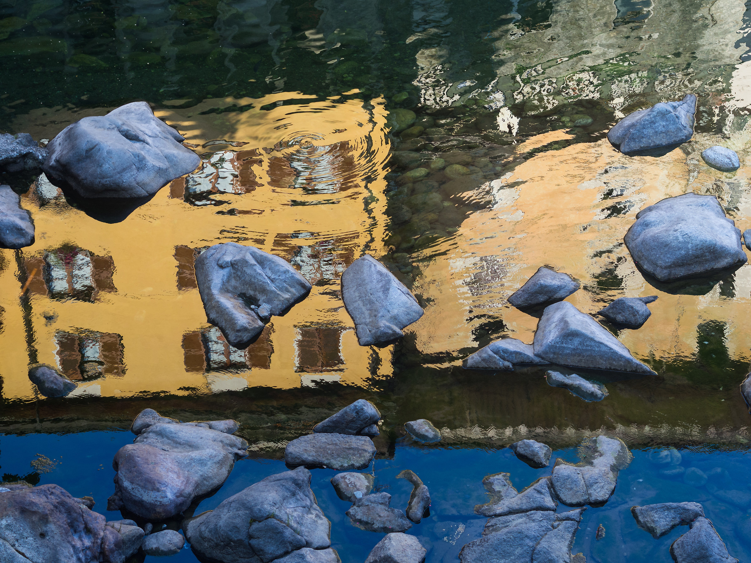 riflessi tra le rocce