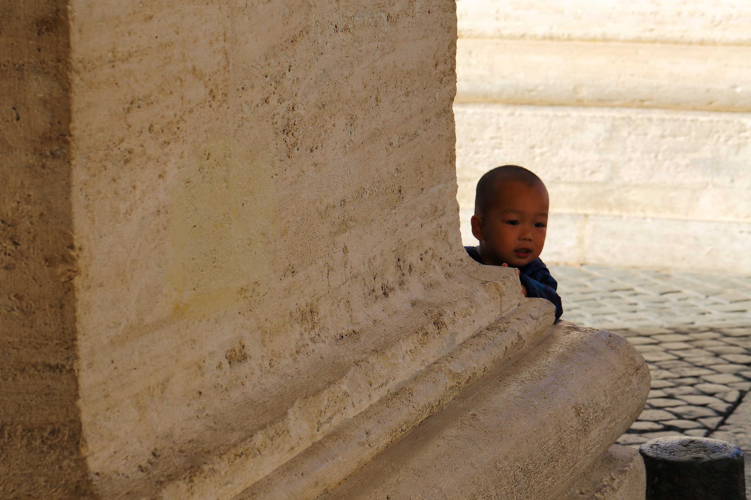Capolino al colonnato di S. Pietro