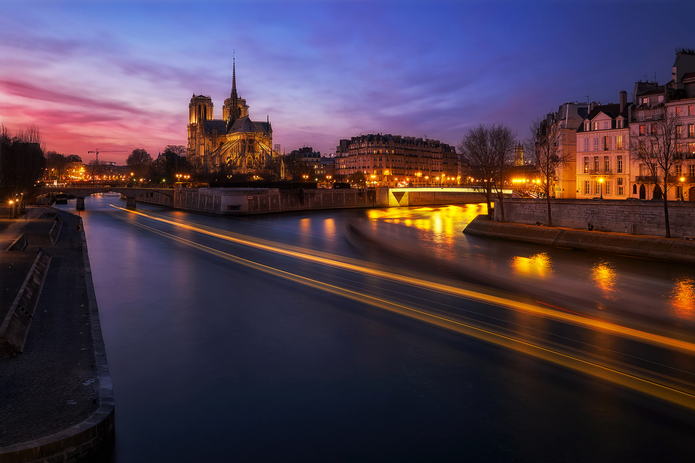 Scie di luce lungo la Senna