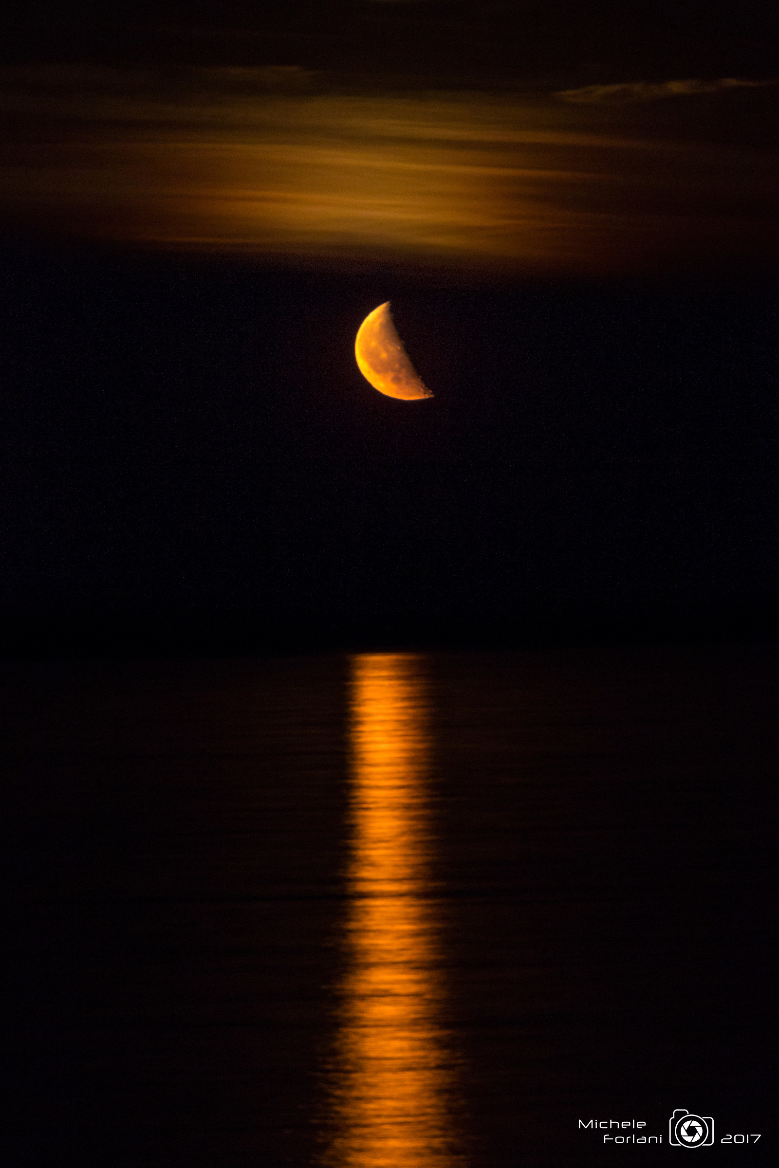 Uno spicchio d'arancia sul mare