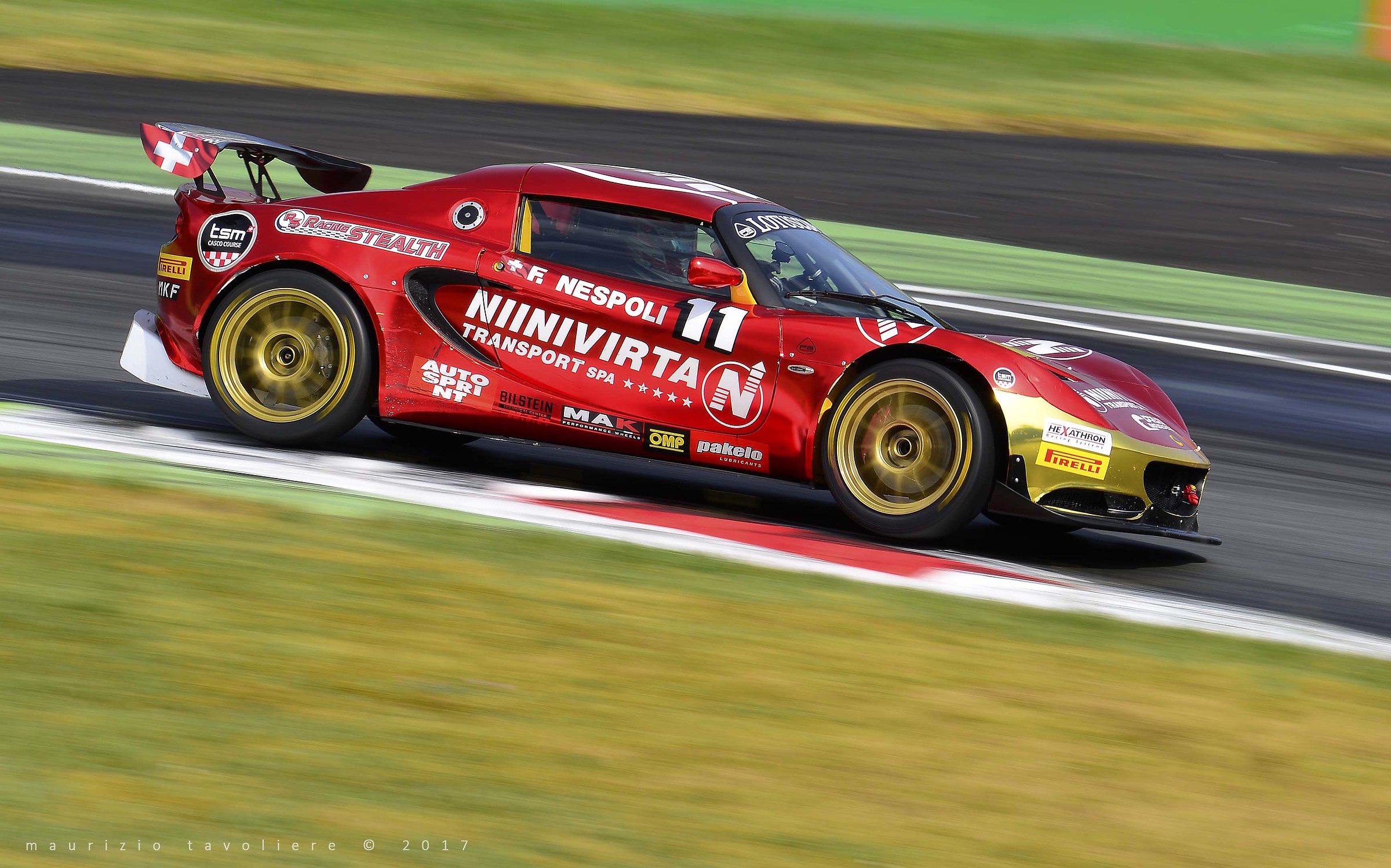 Lotus .. a fil di cordolo !!