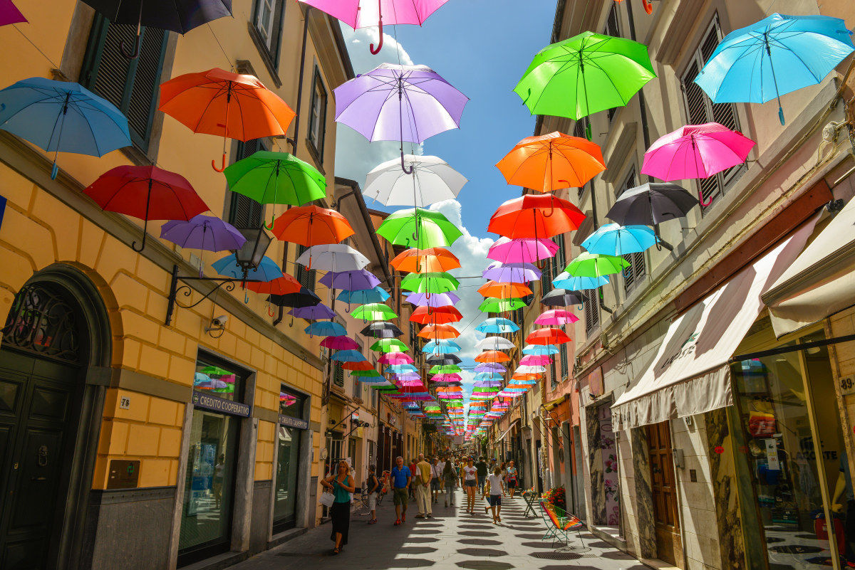 Flying umbrellas 3 - Pietrasanta