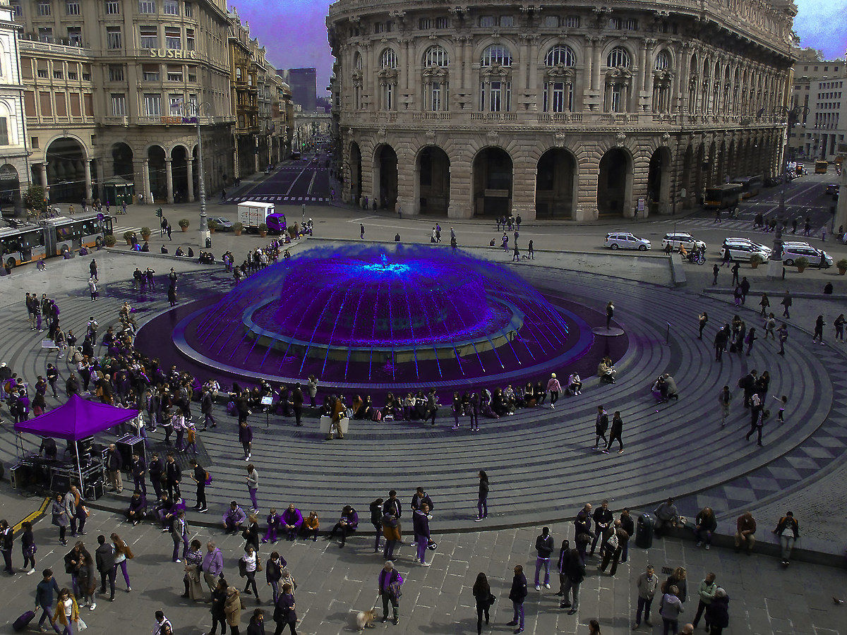 blu e viola nella fontana di piazza de ferrari genova
