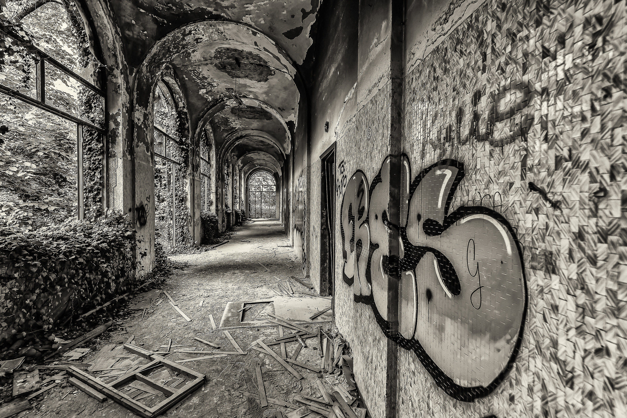 Ospedale psichiatrico di Mombello - degrado