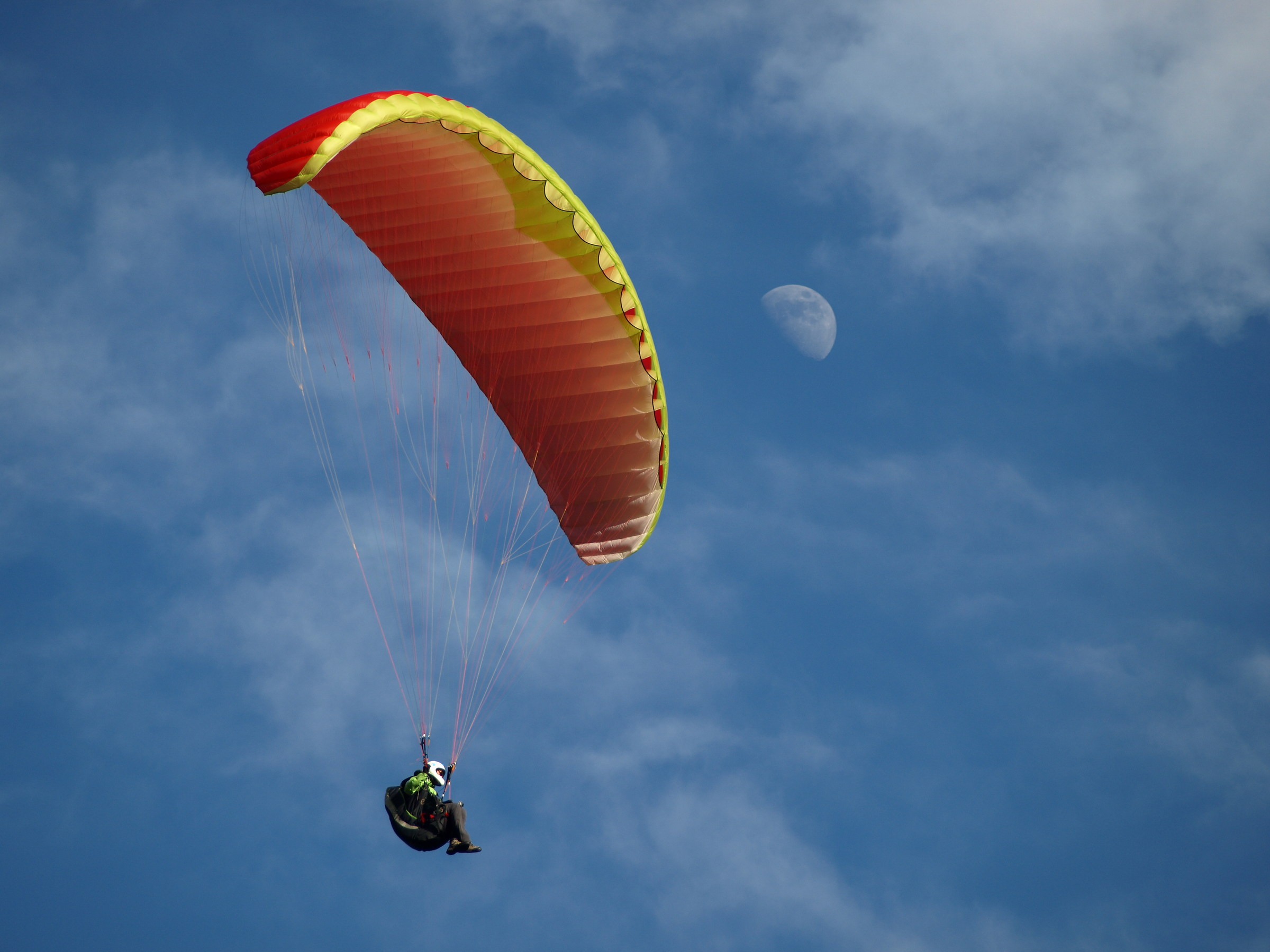 Dalla Luna in parapendio
