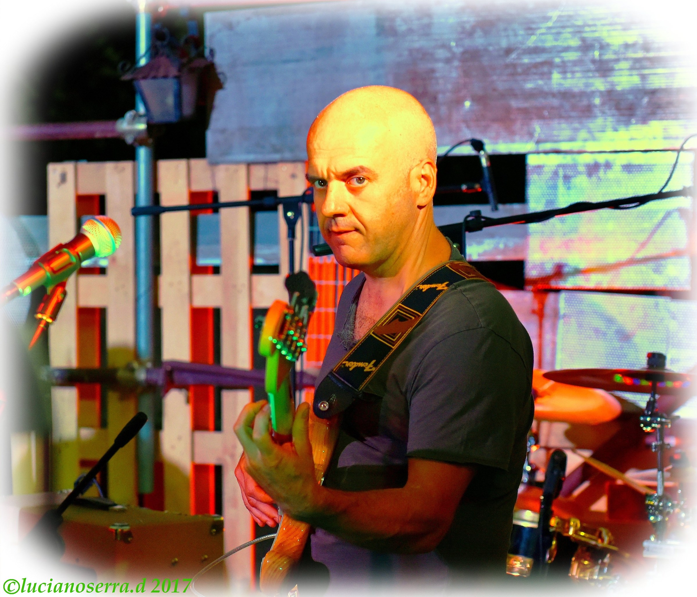 ... Non avrai mica intenzione di fotografarmi eh?...