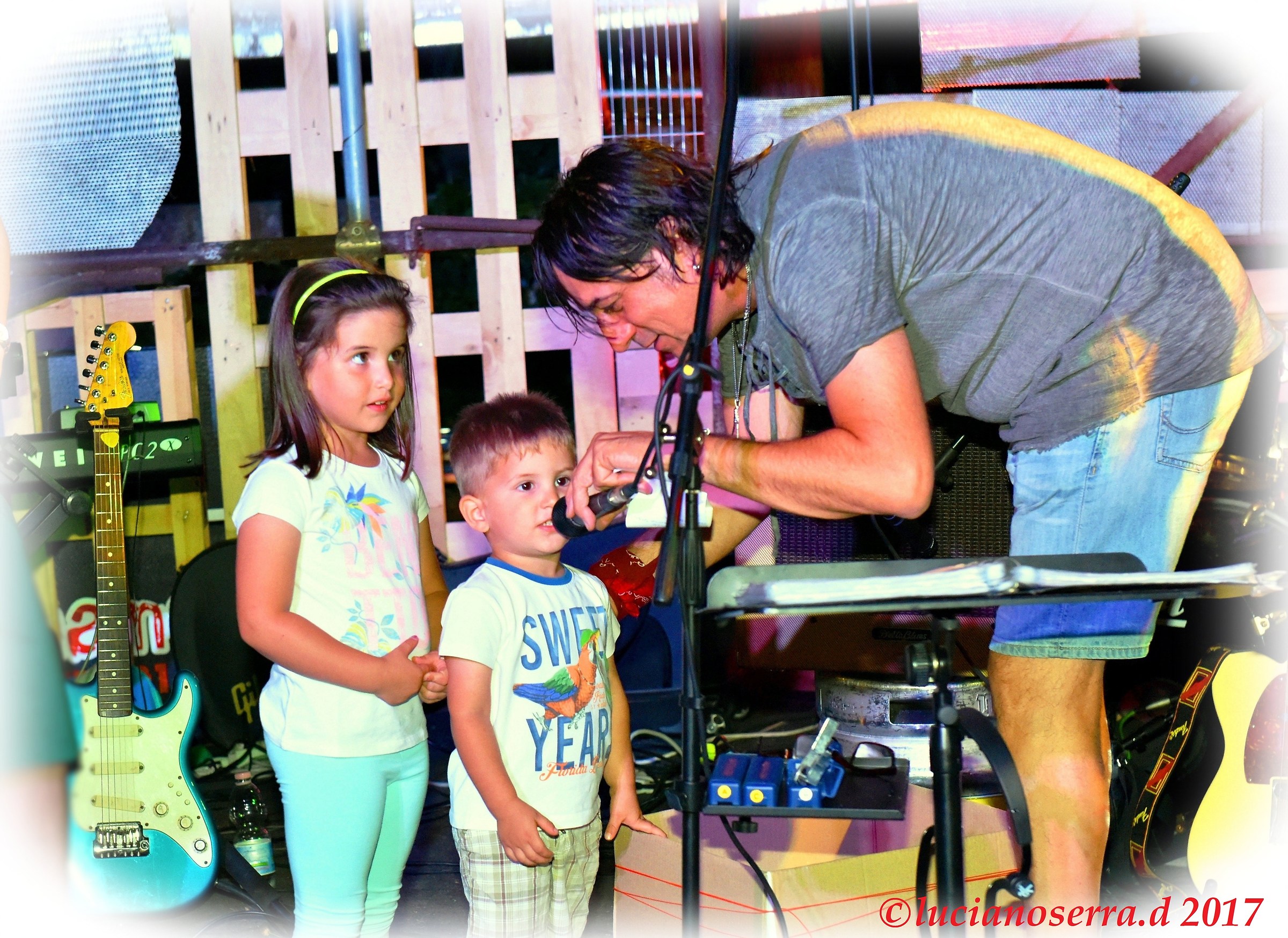 John Strada intervista due giovani ammiratori...