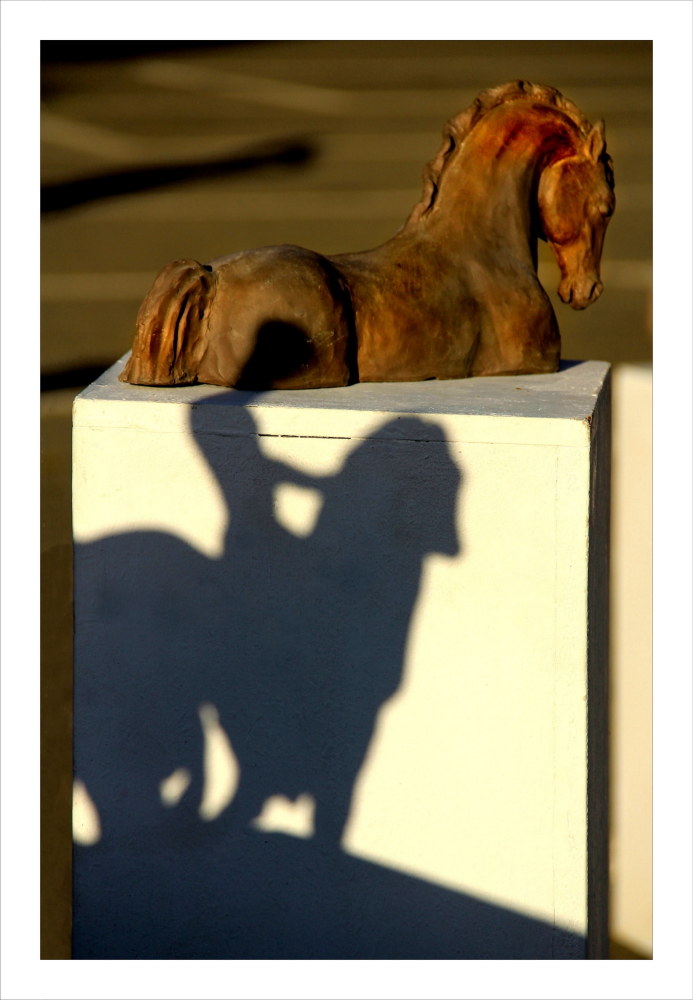 Visiting an exhibition of sculptures_1