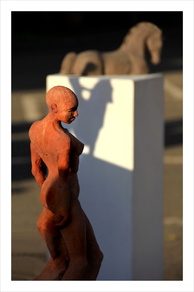 Visiting an exhibition of sculptures_2