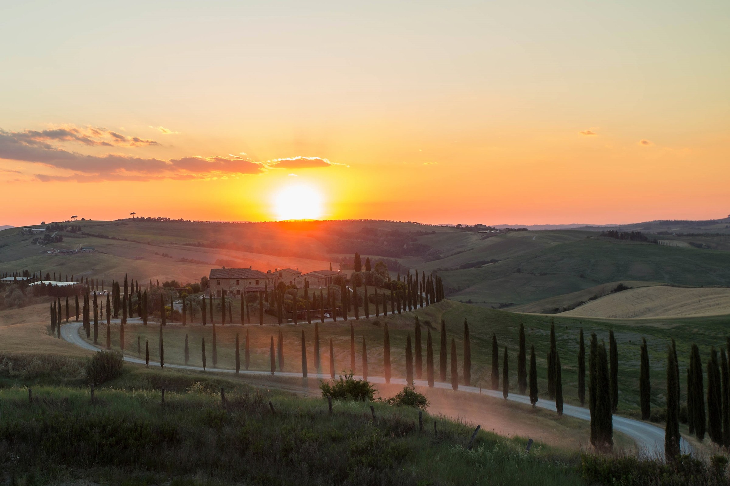 Una strada al tramonto