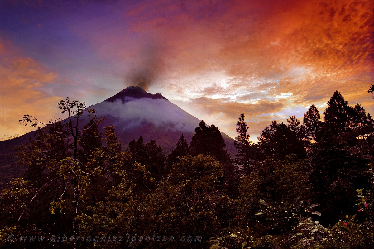 Alba presso il Vulcano Arenal