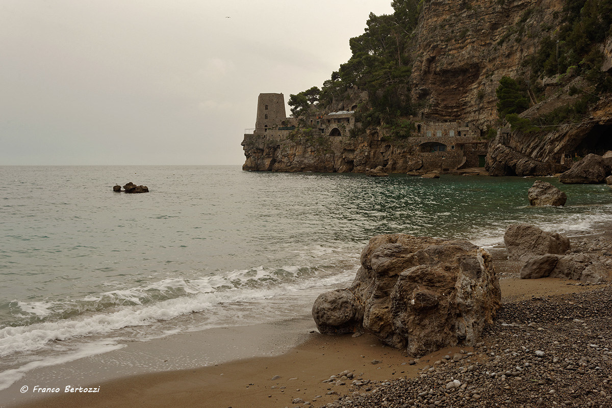 Positano, scogli sulla spiaggia