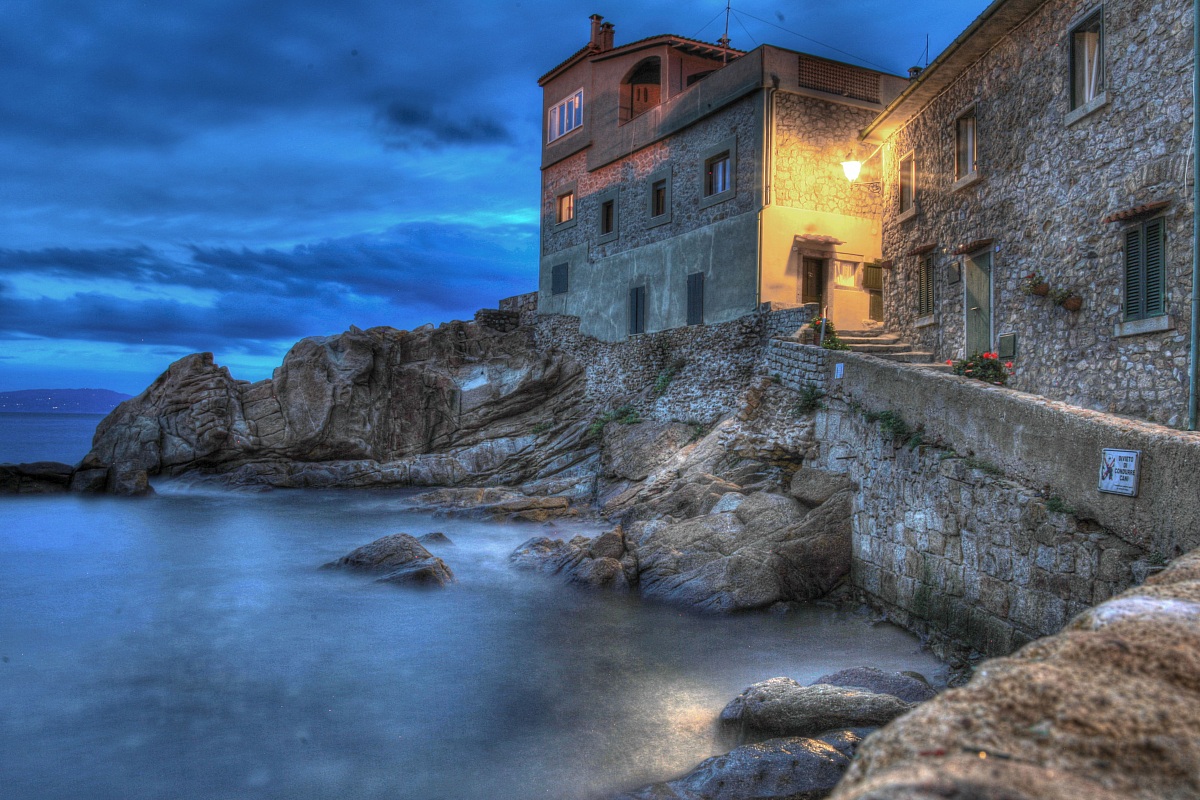 Isola del Giglio, walking at night