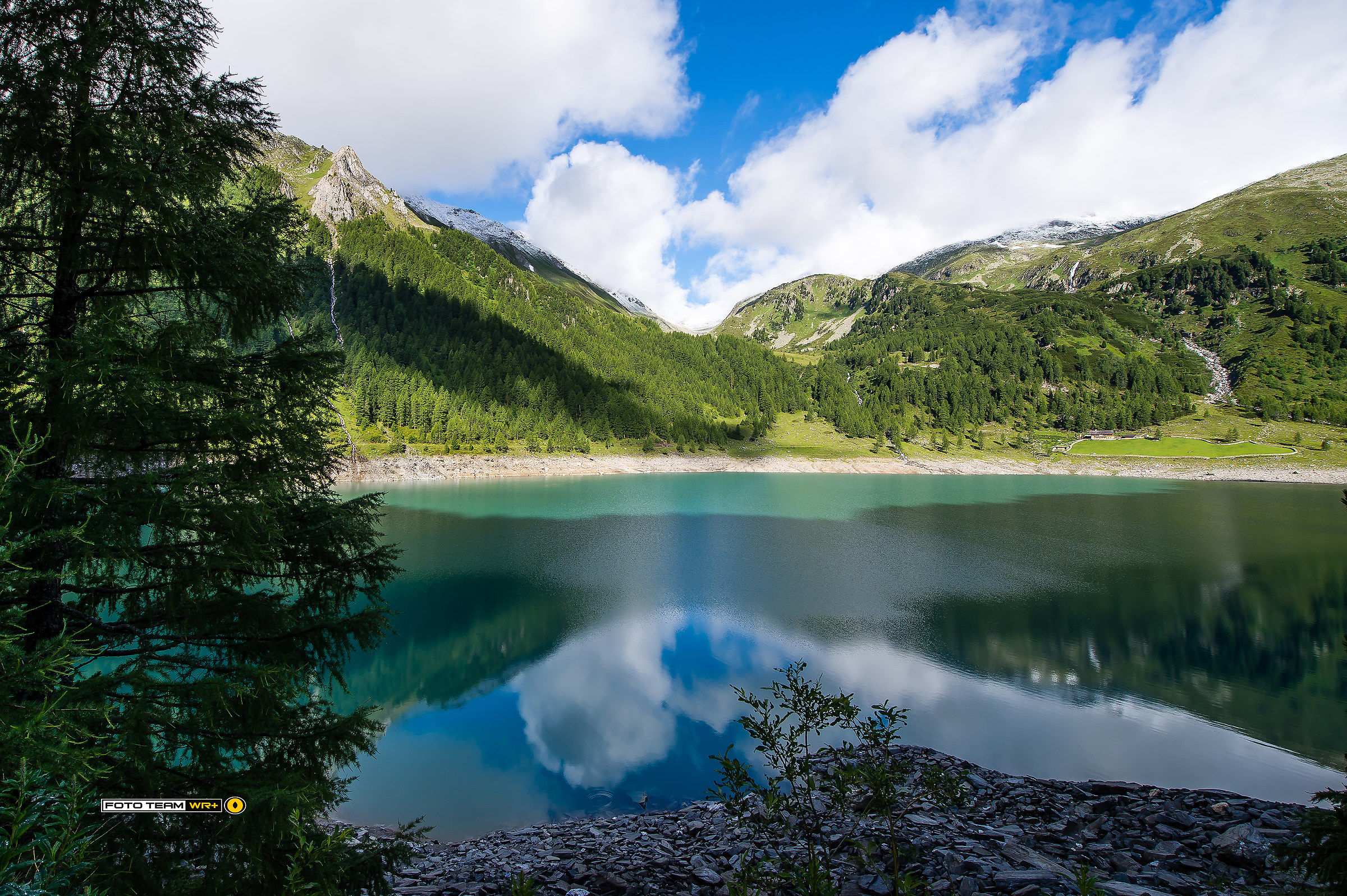 The colors of the pond ......