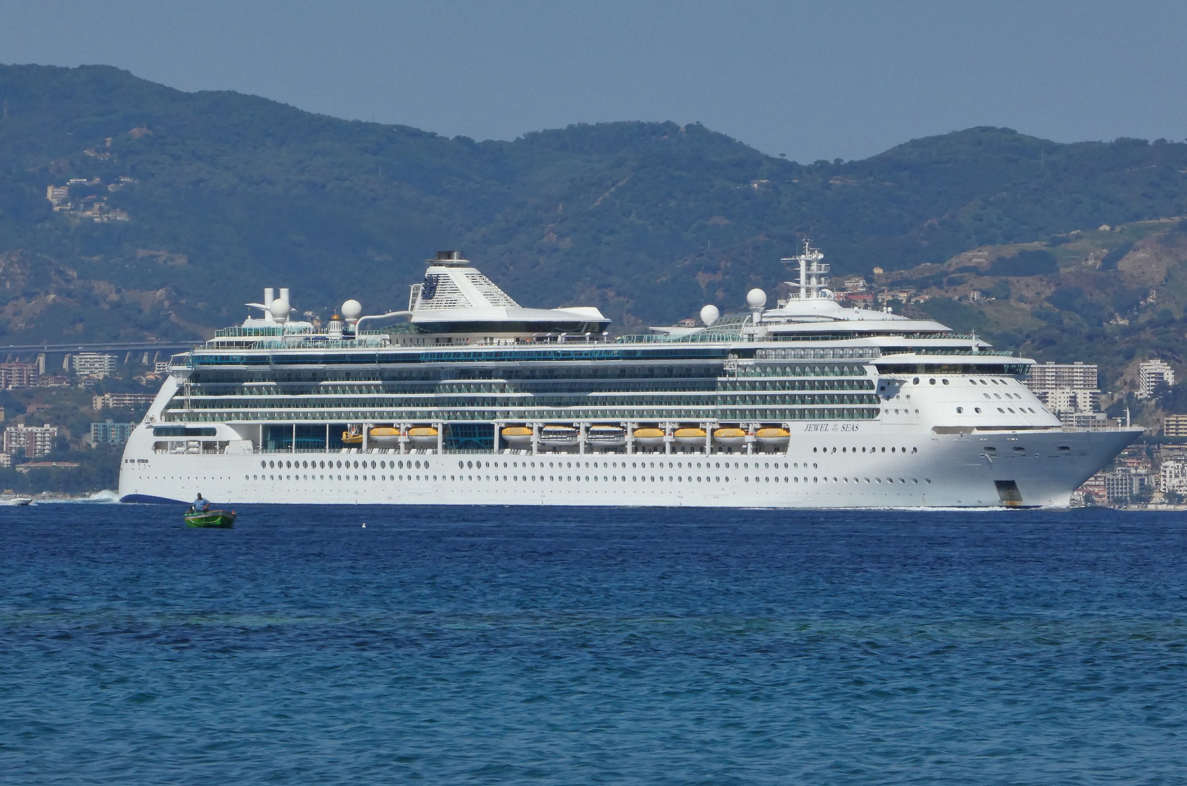 Nave da crociera in transito.Gulliver&Lillipuziano