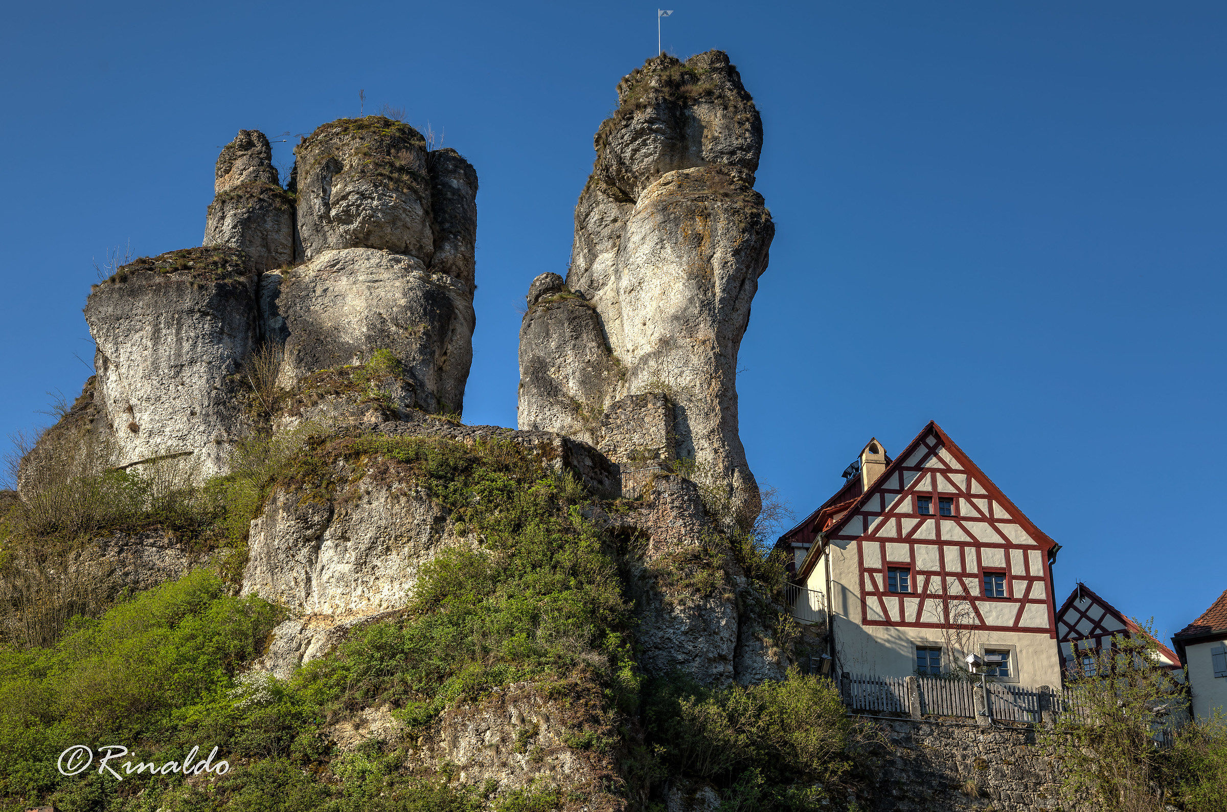 The museum overlooked by the rocks