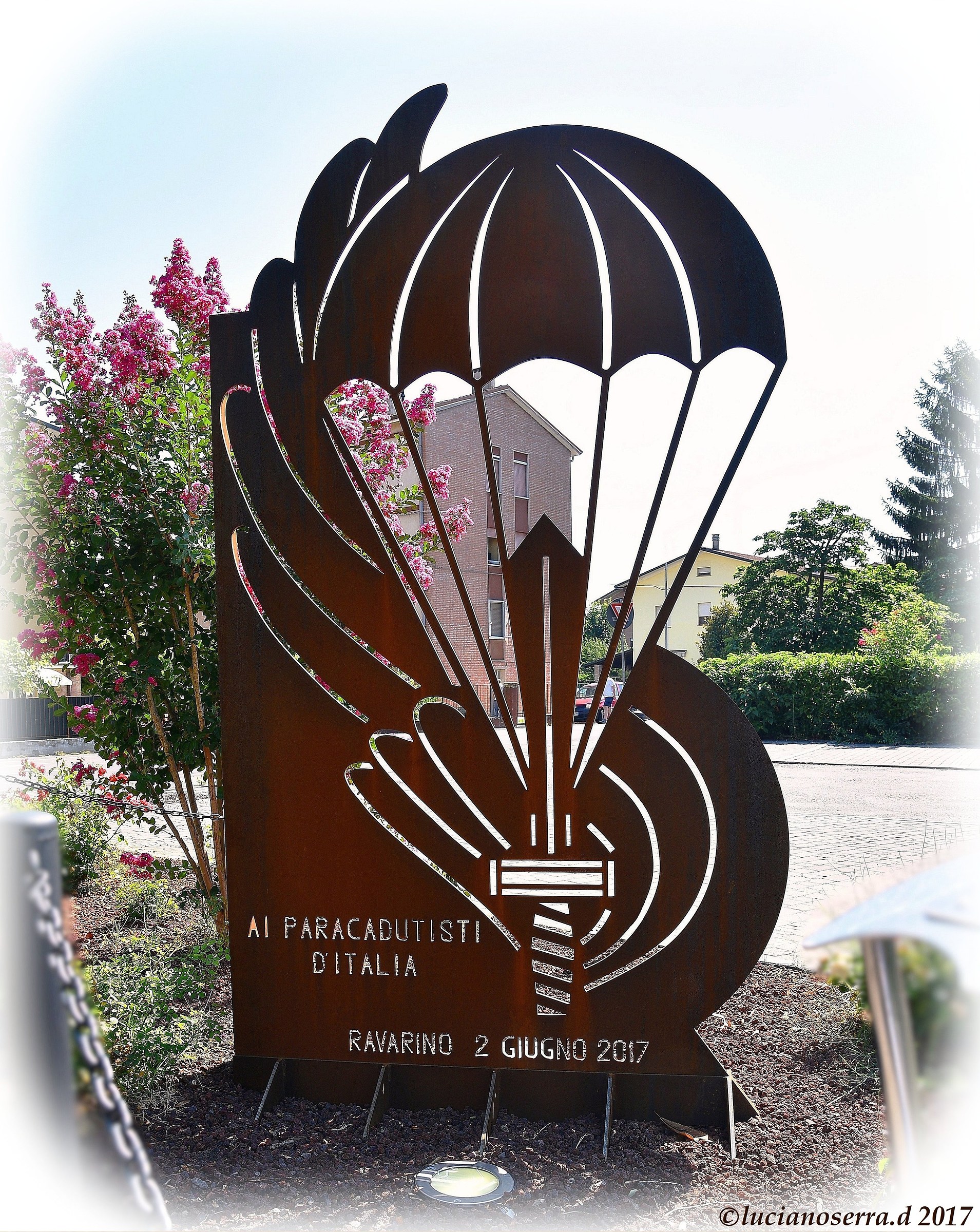 Stele a ricordo delle gesta dei Paracadutisti Italiani