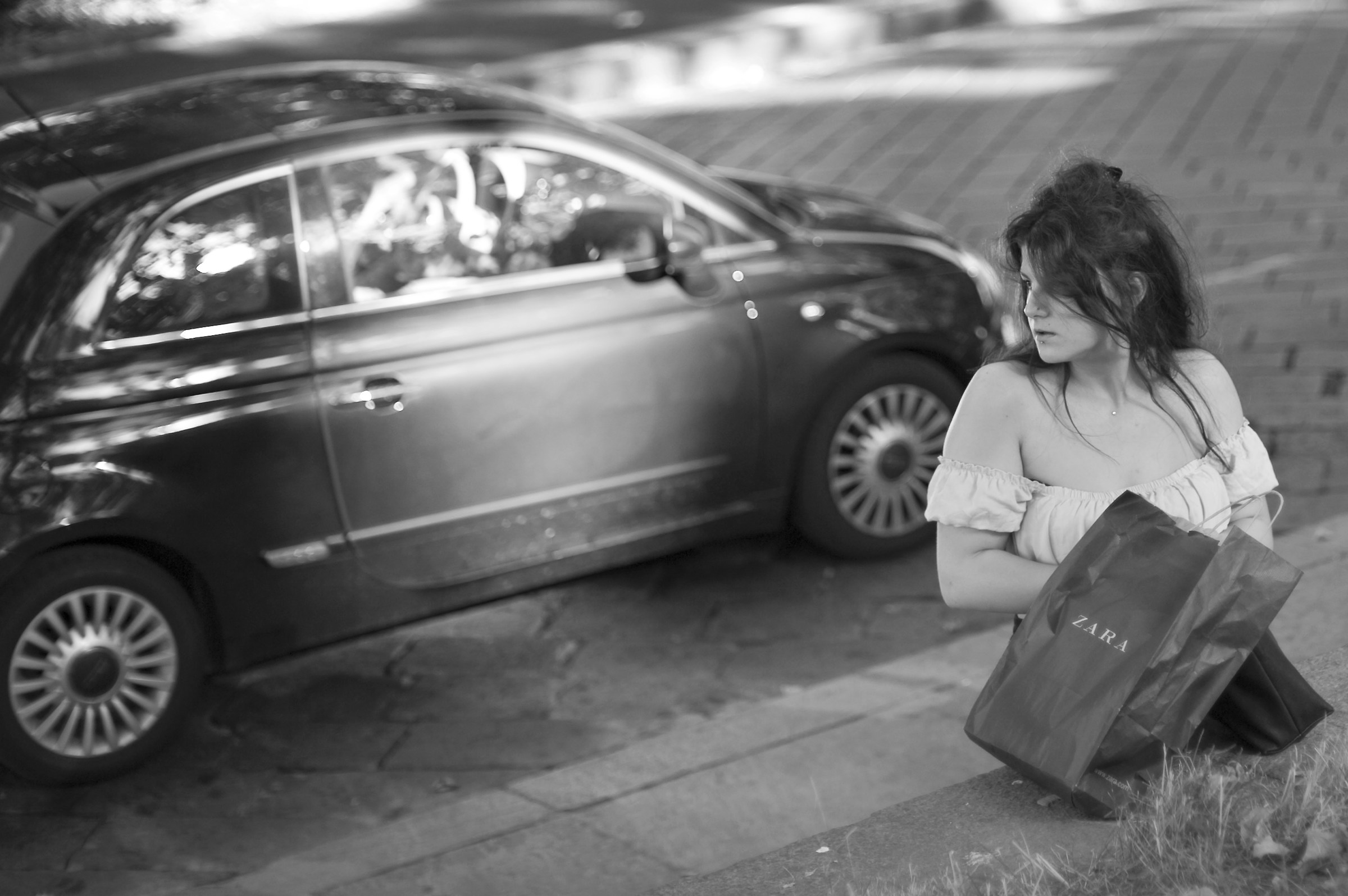 Ragazza da tavolo, con passaggio d'auto.