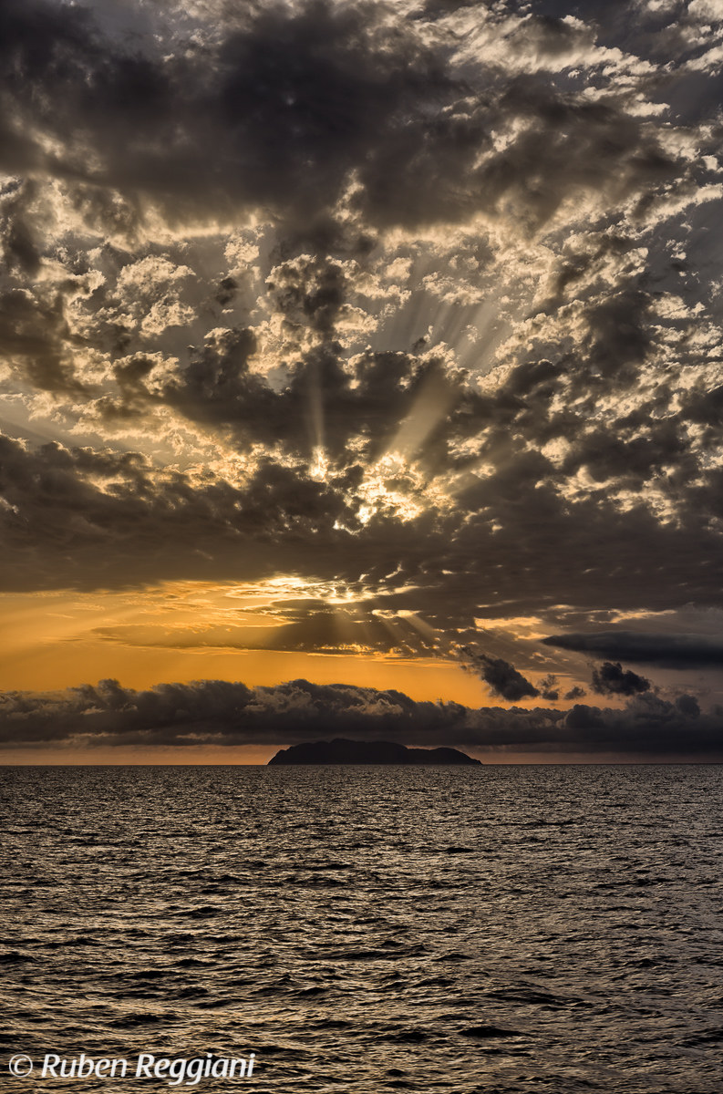 Tramonto sull'isola della Gorgona