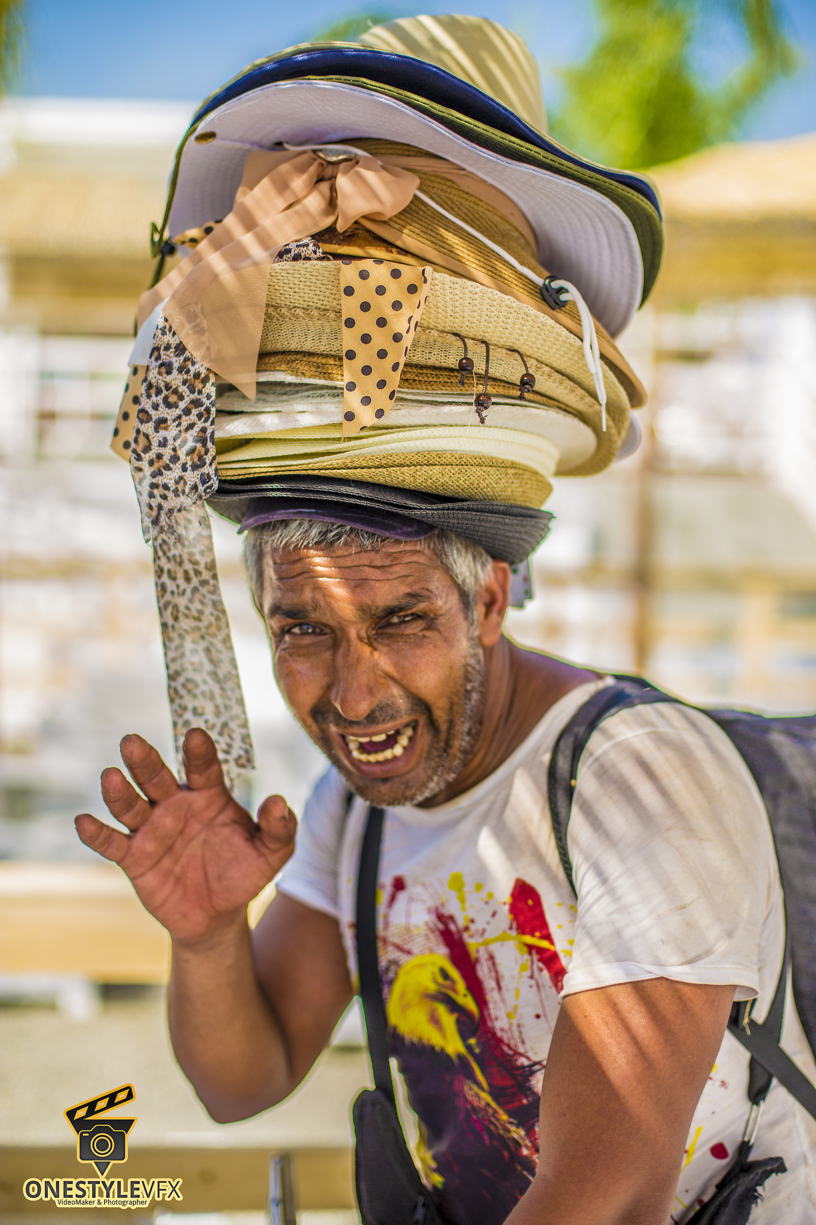 Espressione di una persona che non vuole essere fotogra