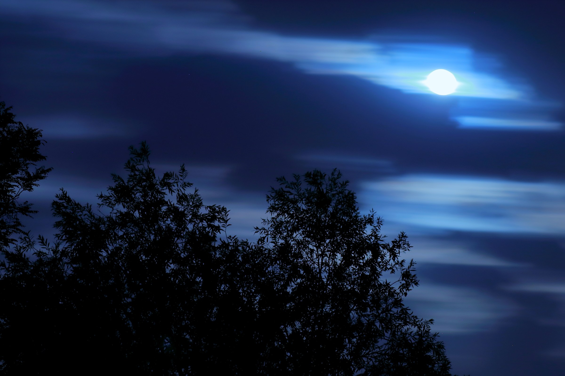 Full moon in the clouds