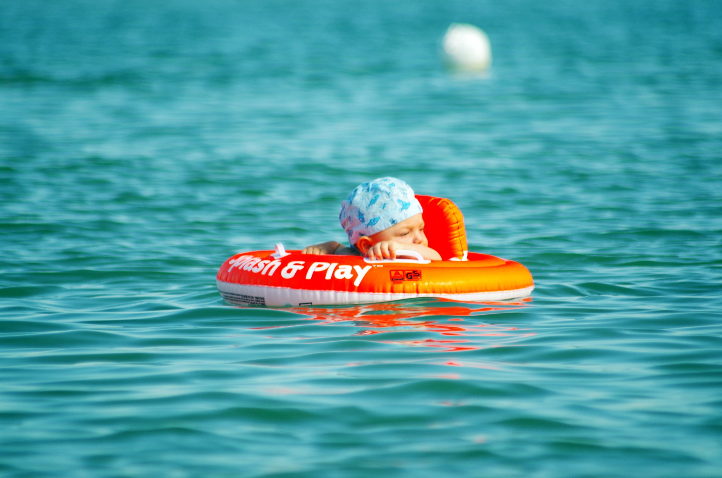 Il primo bagnetto in mare