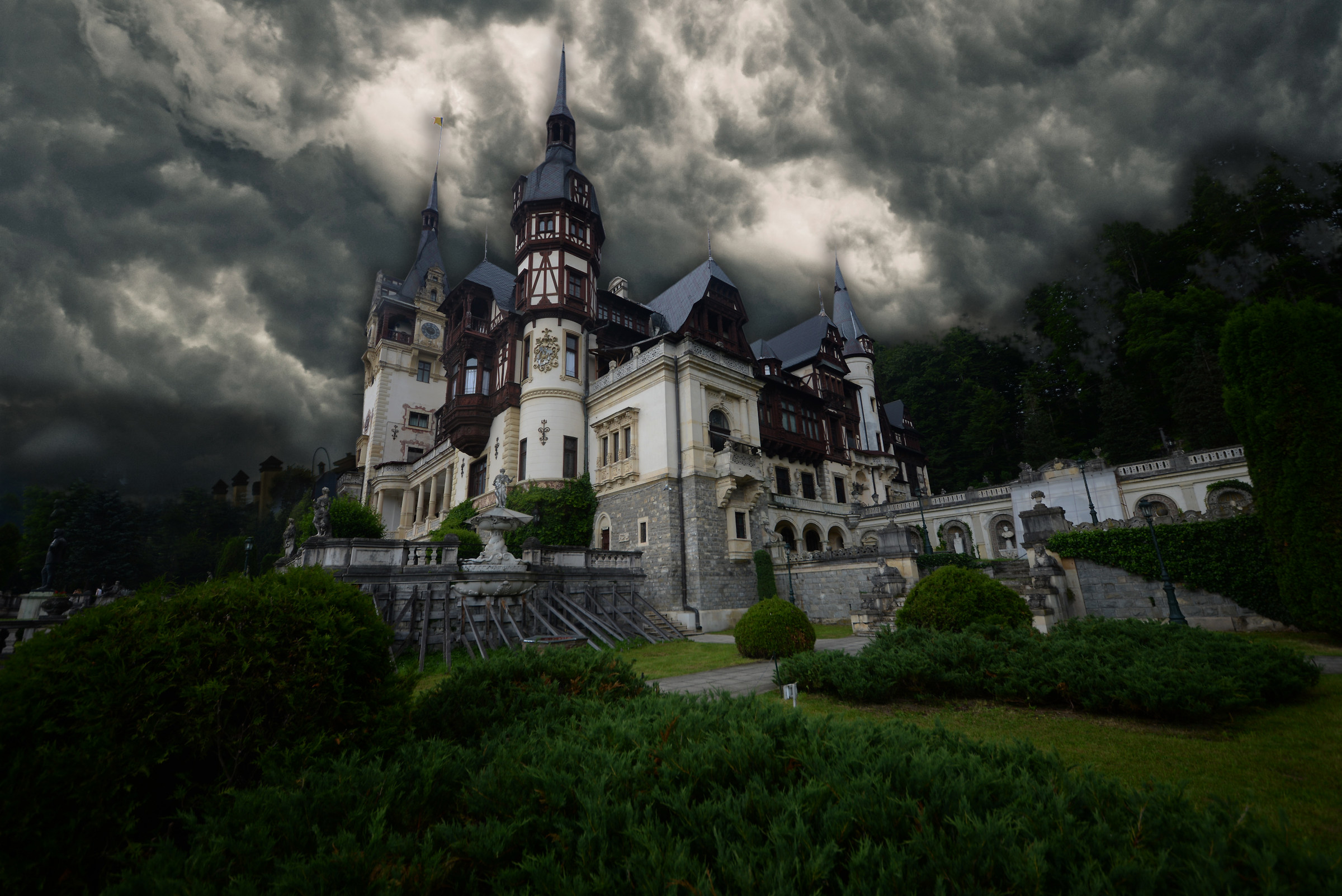 Temporale spettrale sul castello di peres