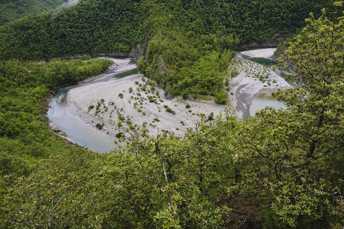 Among the meanders of the river Trebbia