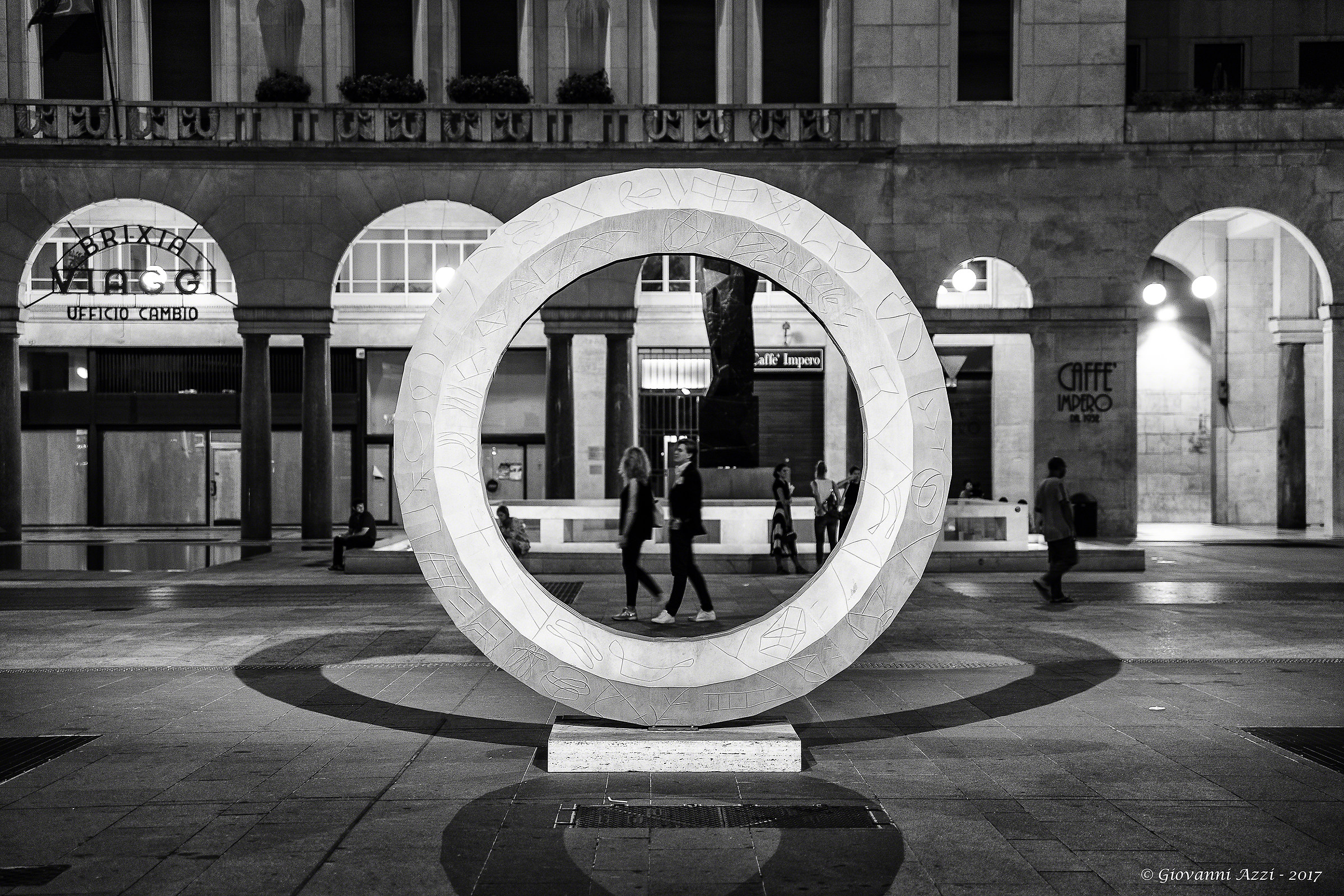 Walking in Piazza Vittoria (Try 24-70 Art)