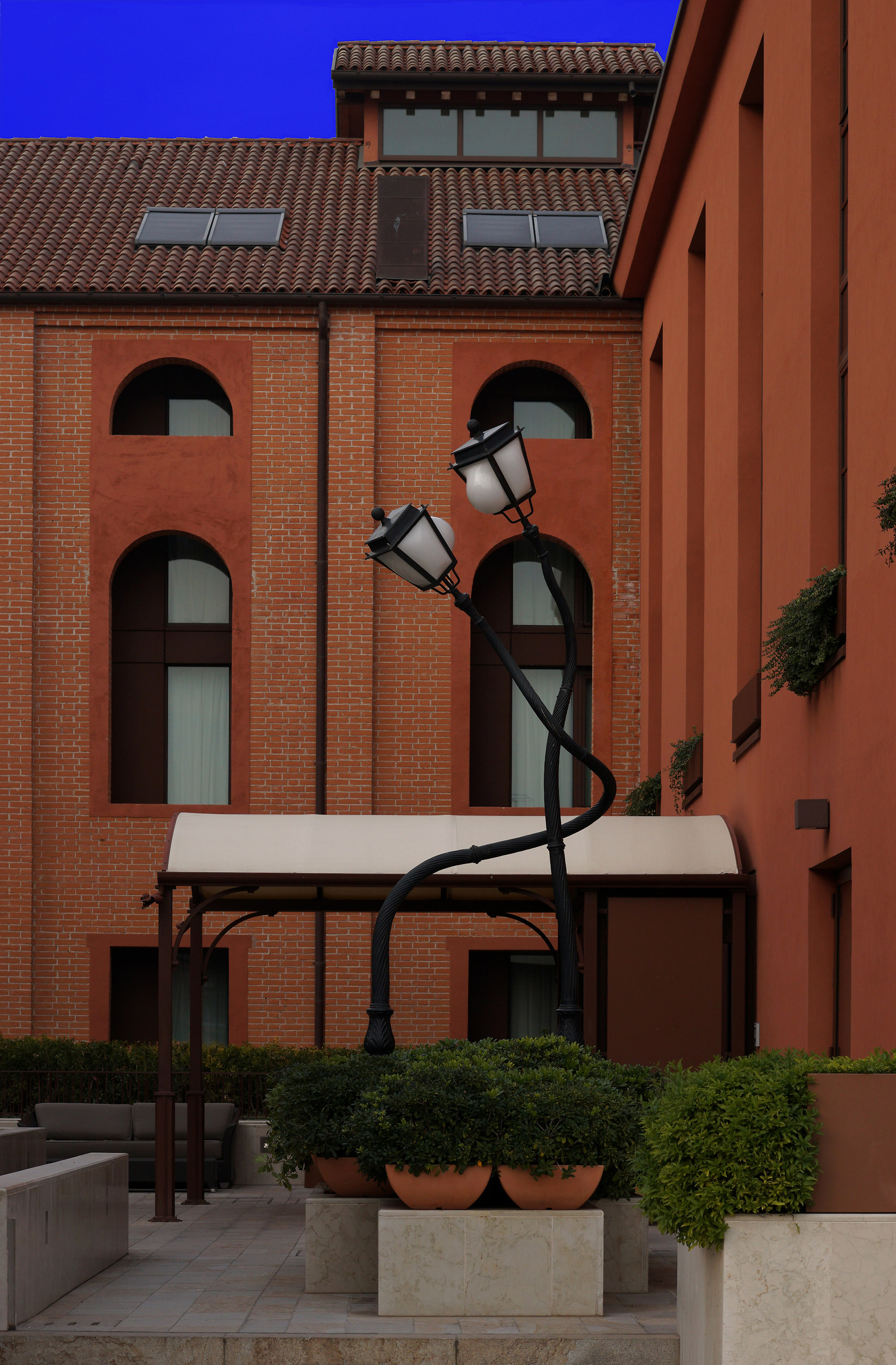 Two street lamps' nnammurati