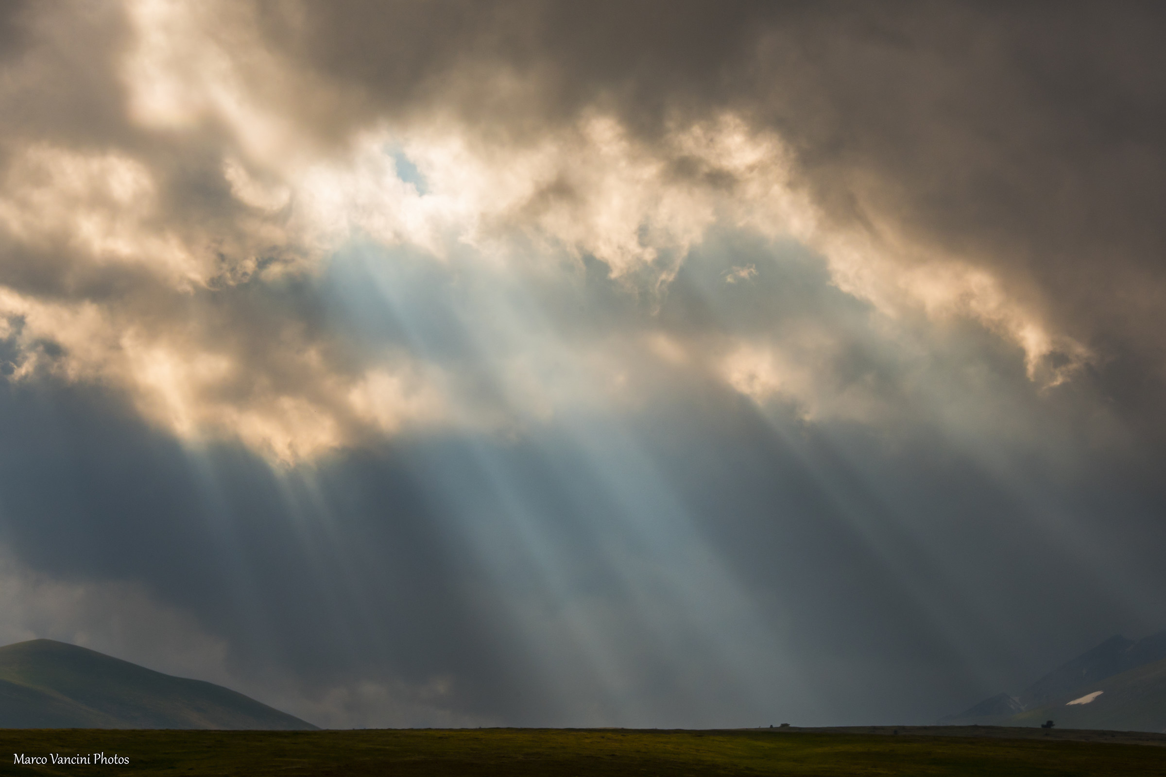 quei raggi  di luce sulla collina