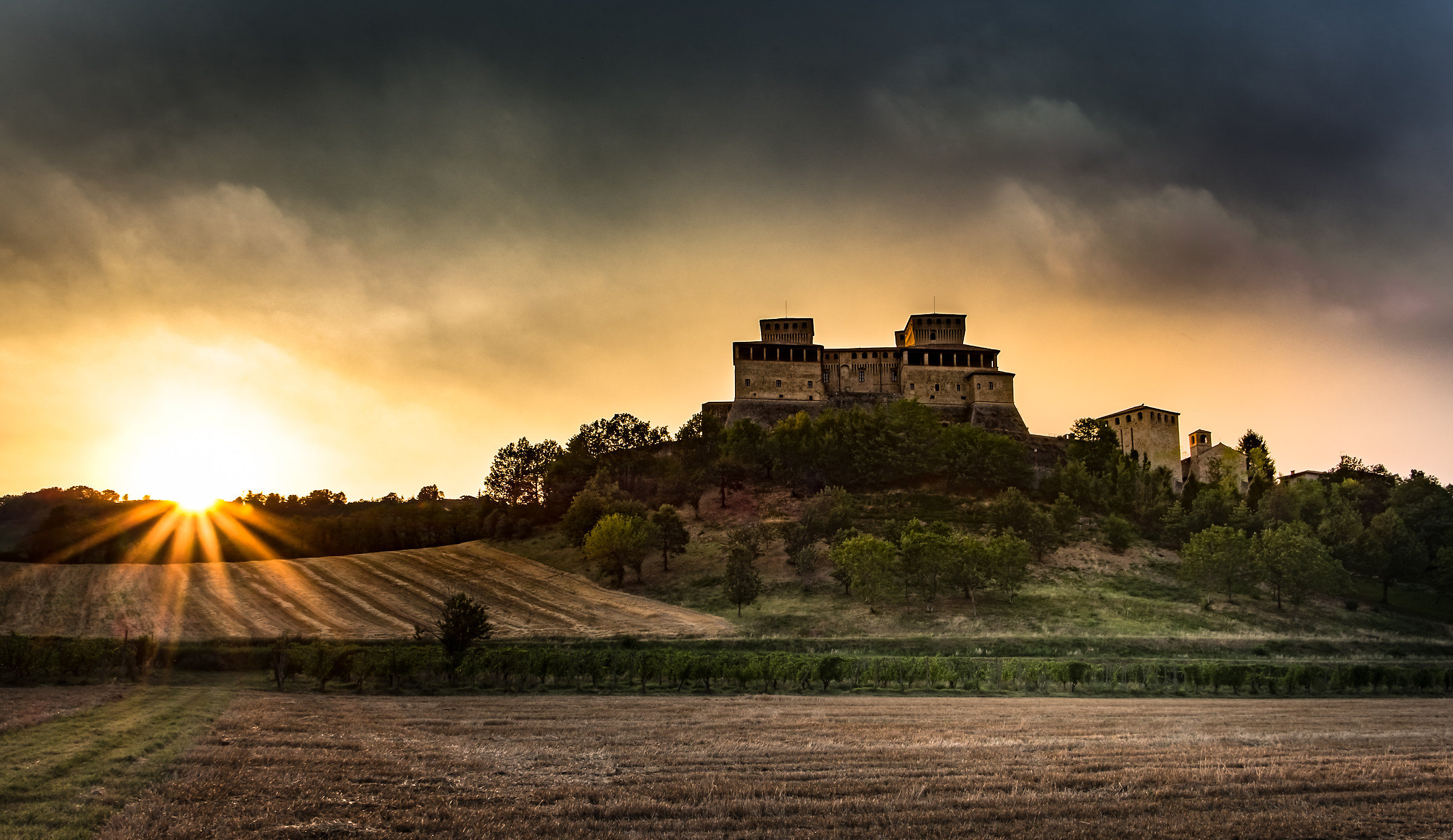 Tenebre e Tramonto Al Castello Di Torrechiara..!!