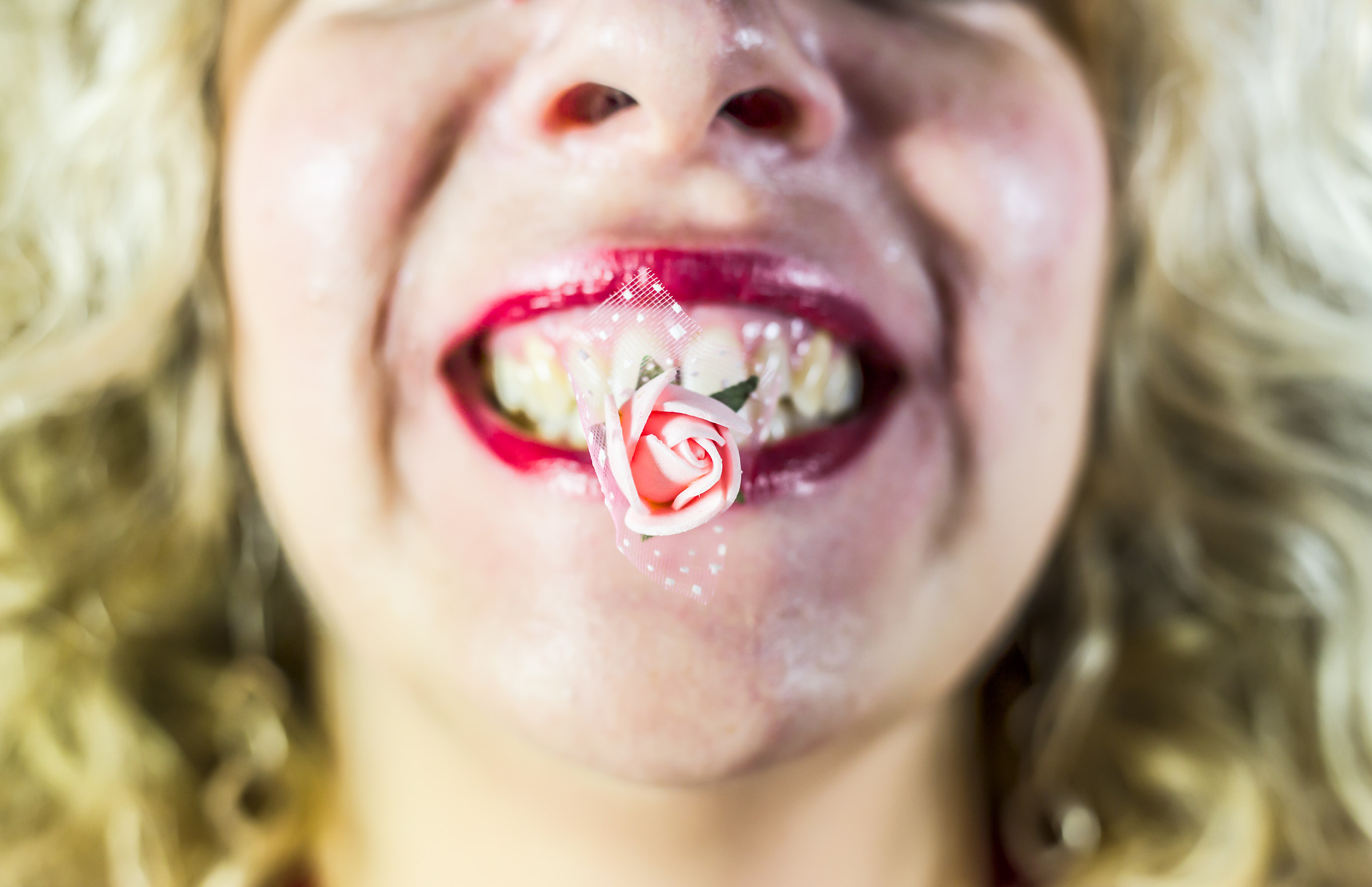 La rosa in bocca