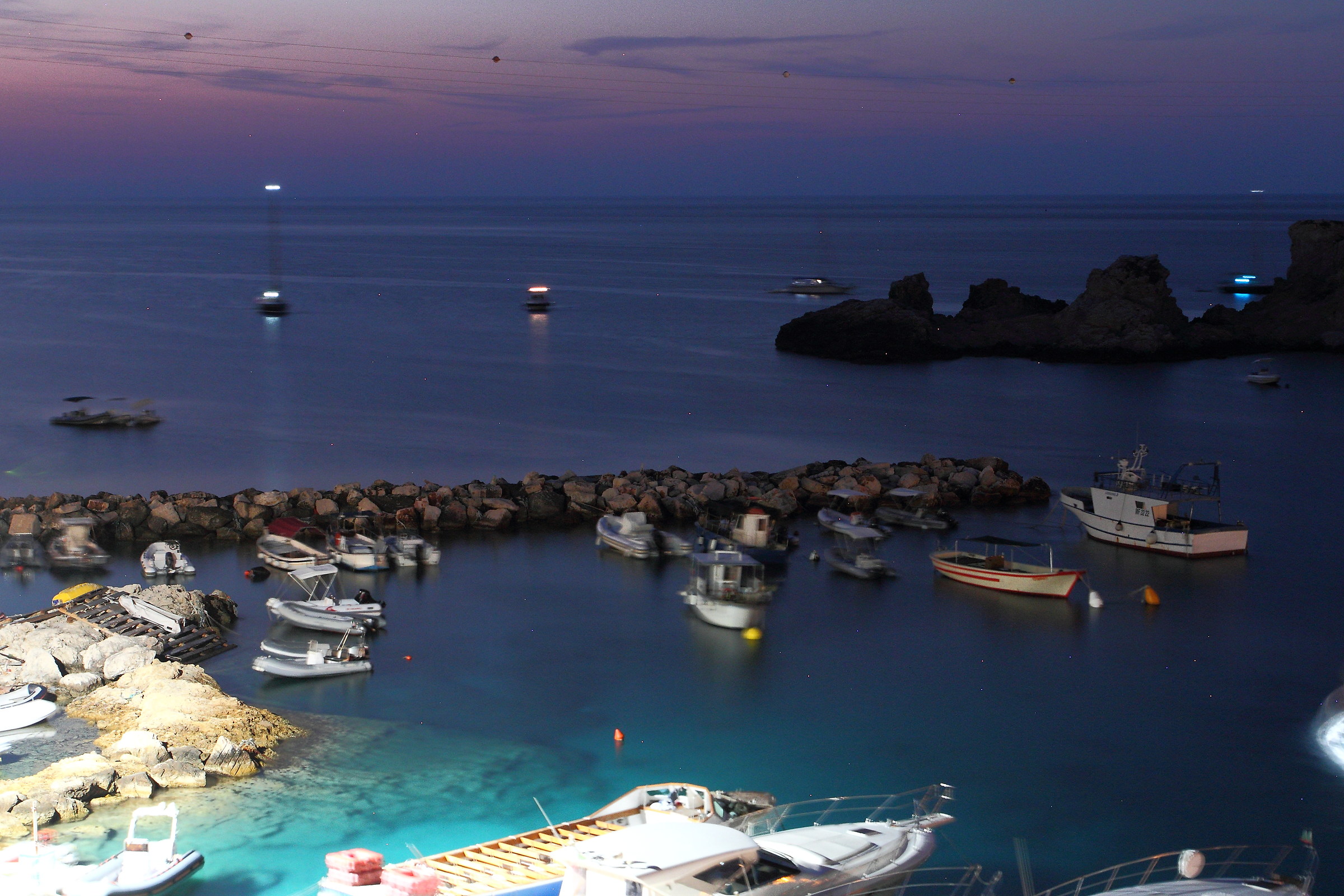 The calm sea of ??the evening