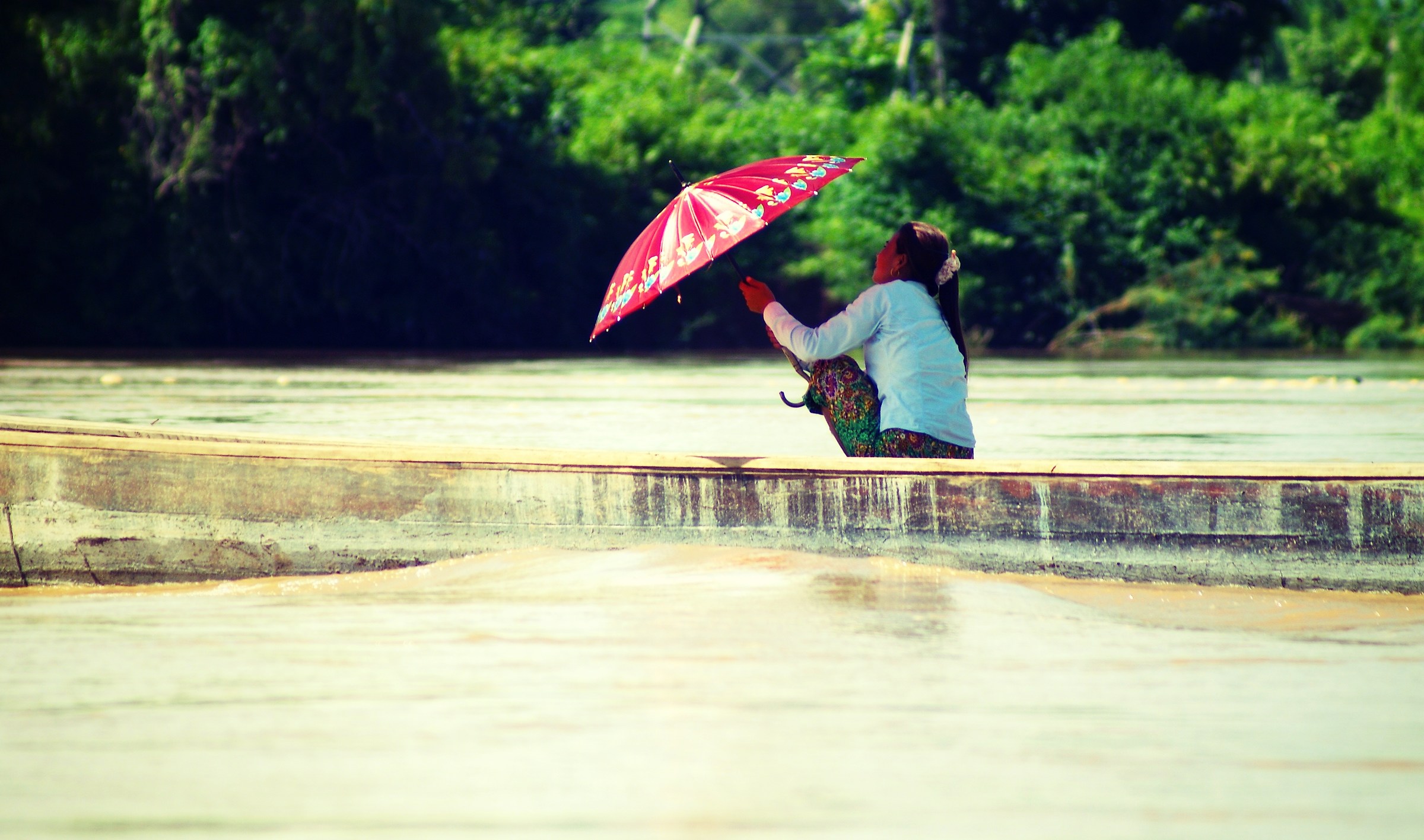 Ombrello rosso sul Mekong
