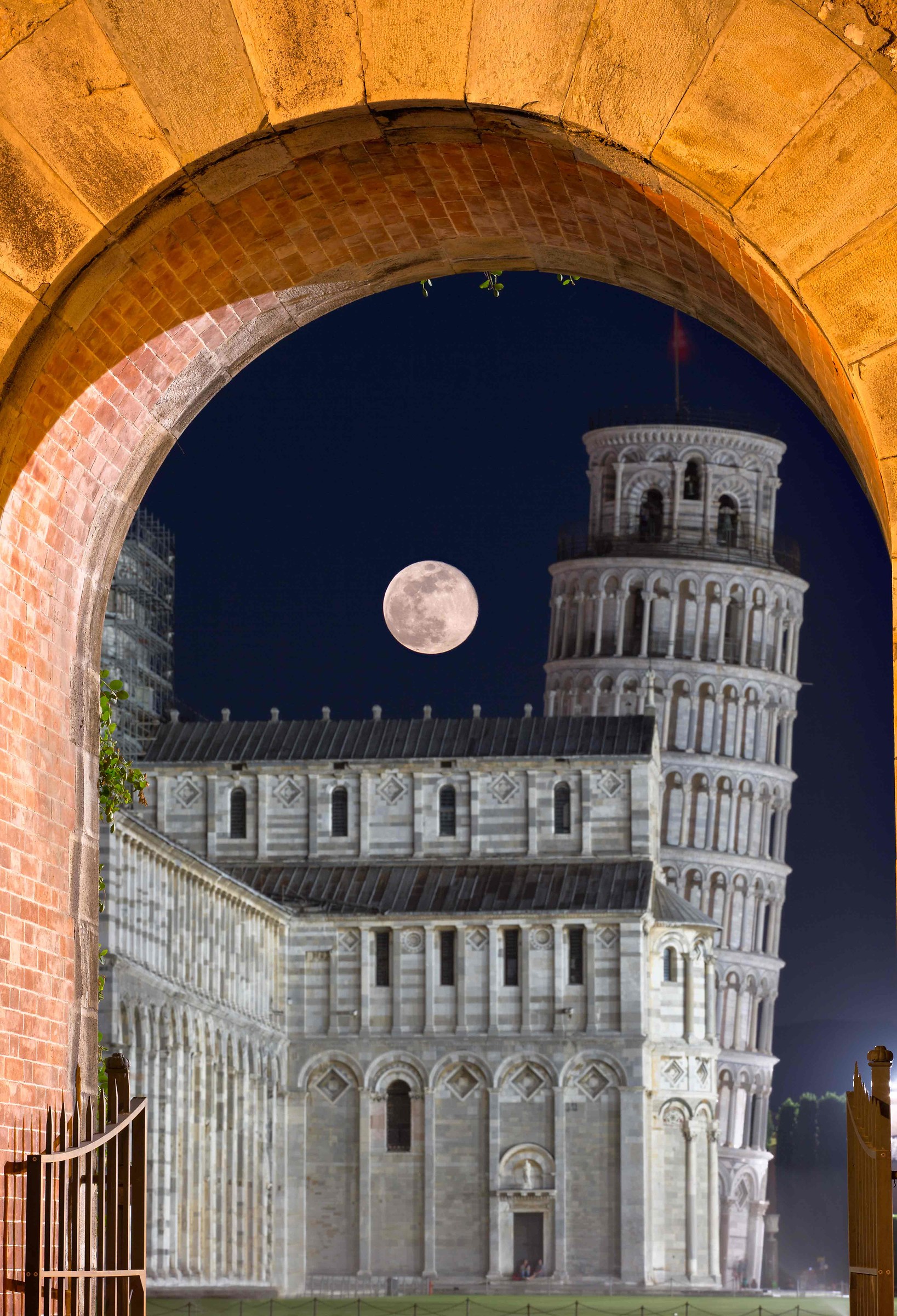 Entrando in Piazza dei Miracoli
