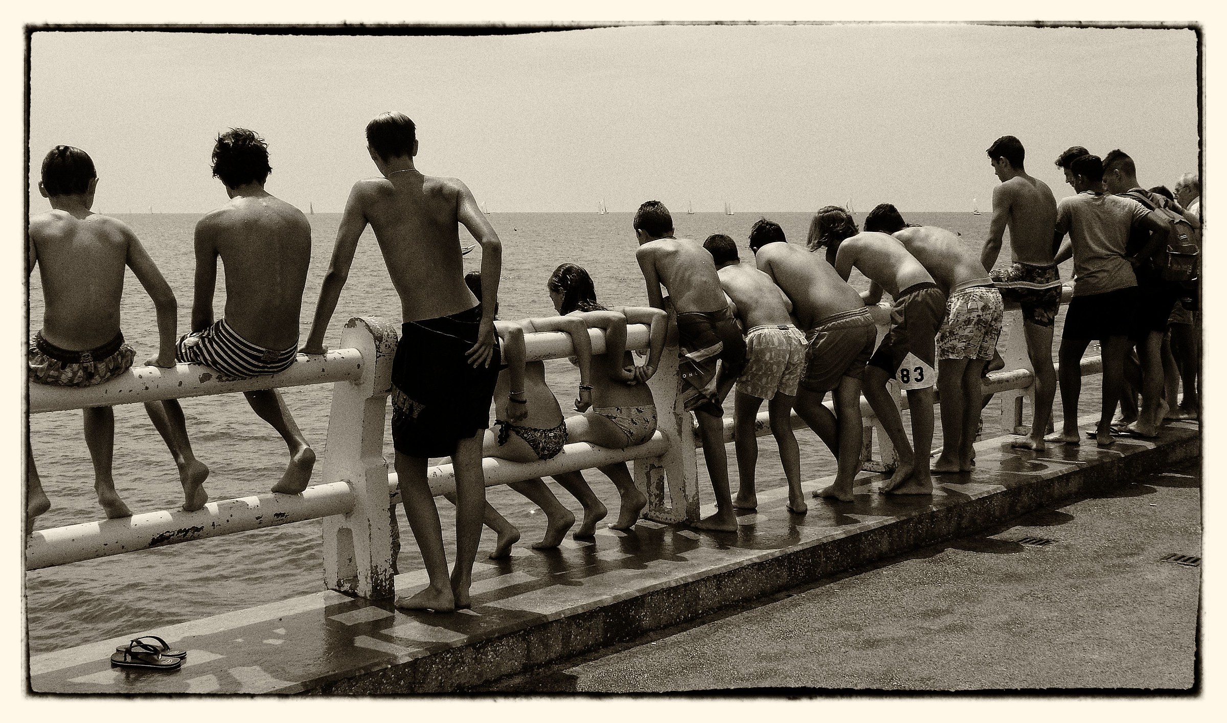 sulla balaustra aspettando l'onda giusta