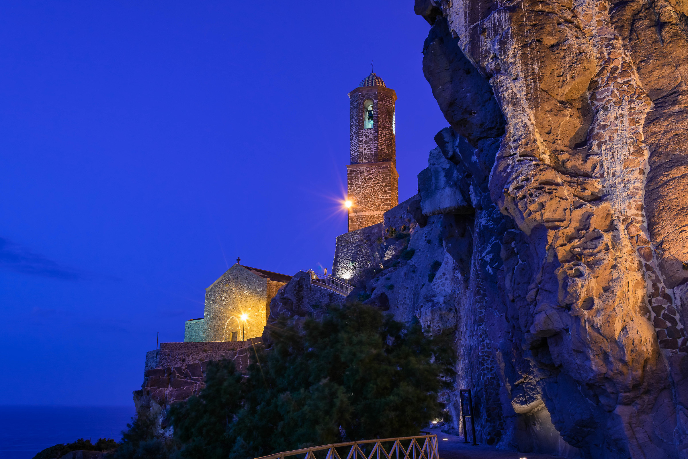 Now blue ... Church of Sant'Antonio - Castelsardo -