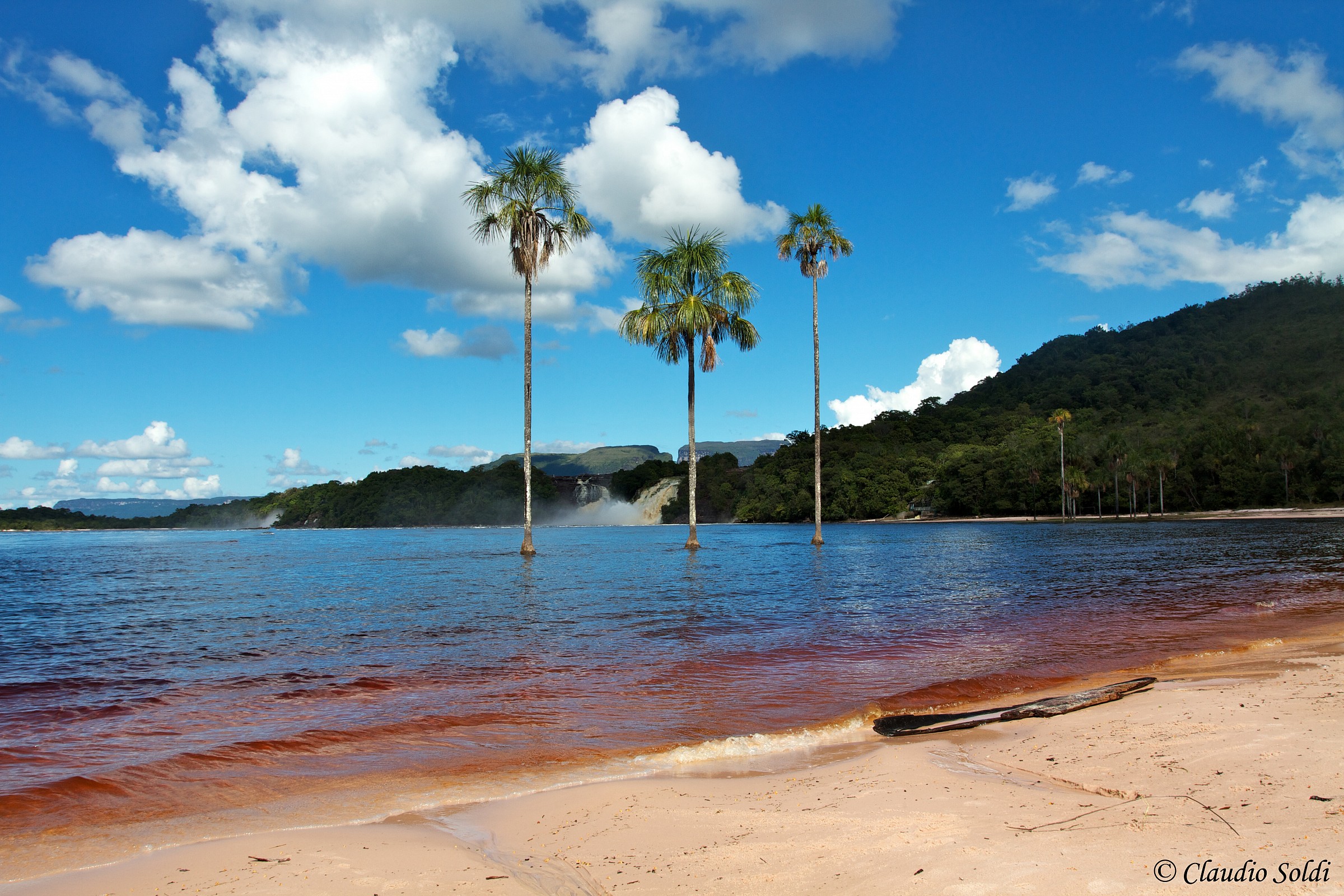 Canaima lagoon