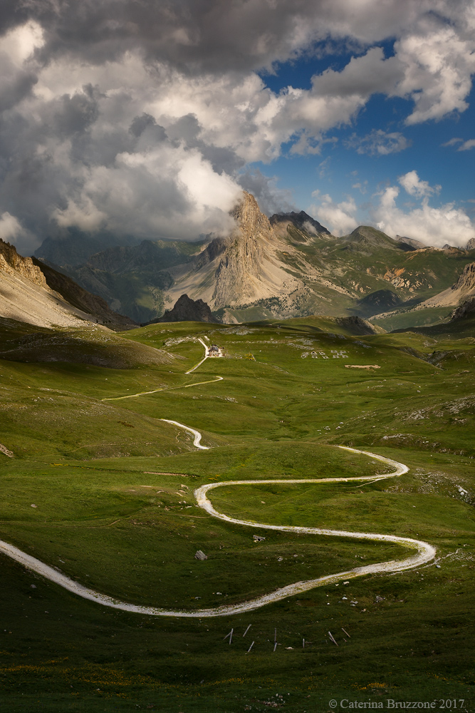 Una strada lunga e tortuosa