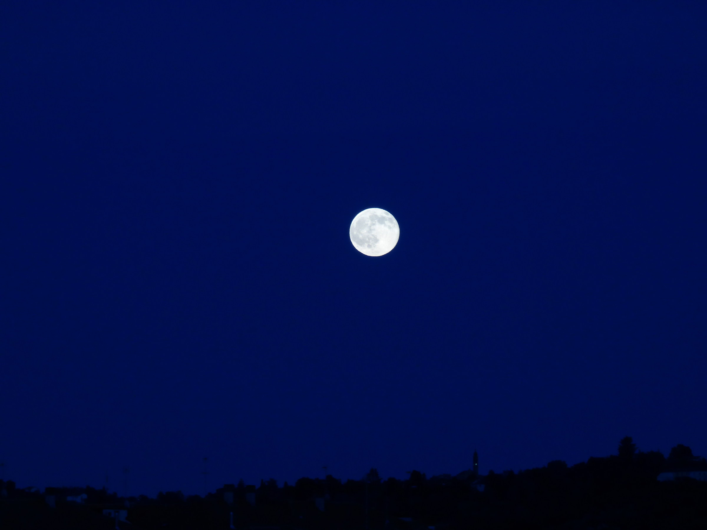 Luna sopra le colline