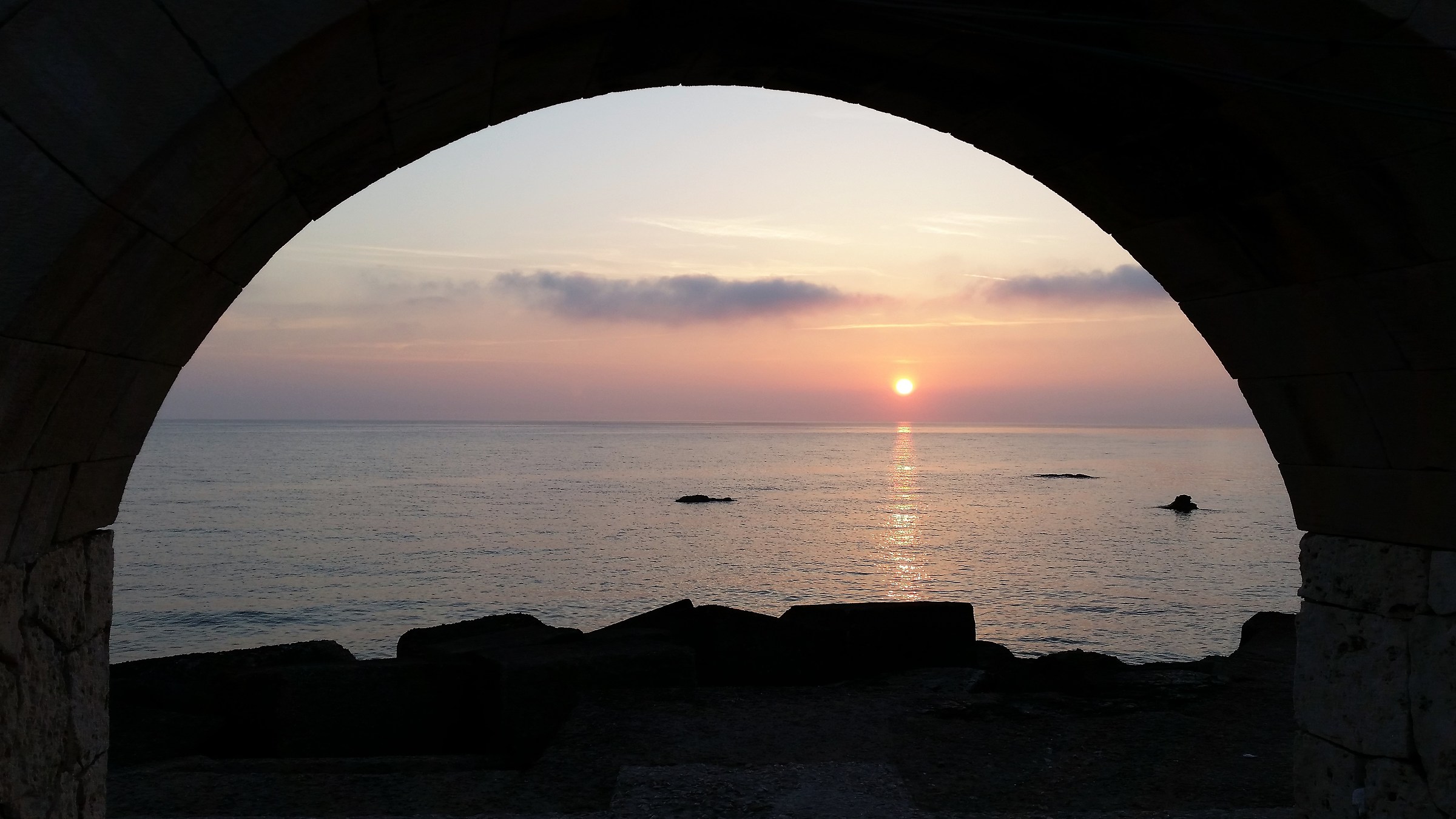 Alba attraverso gli Archi di Otranto