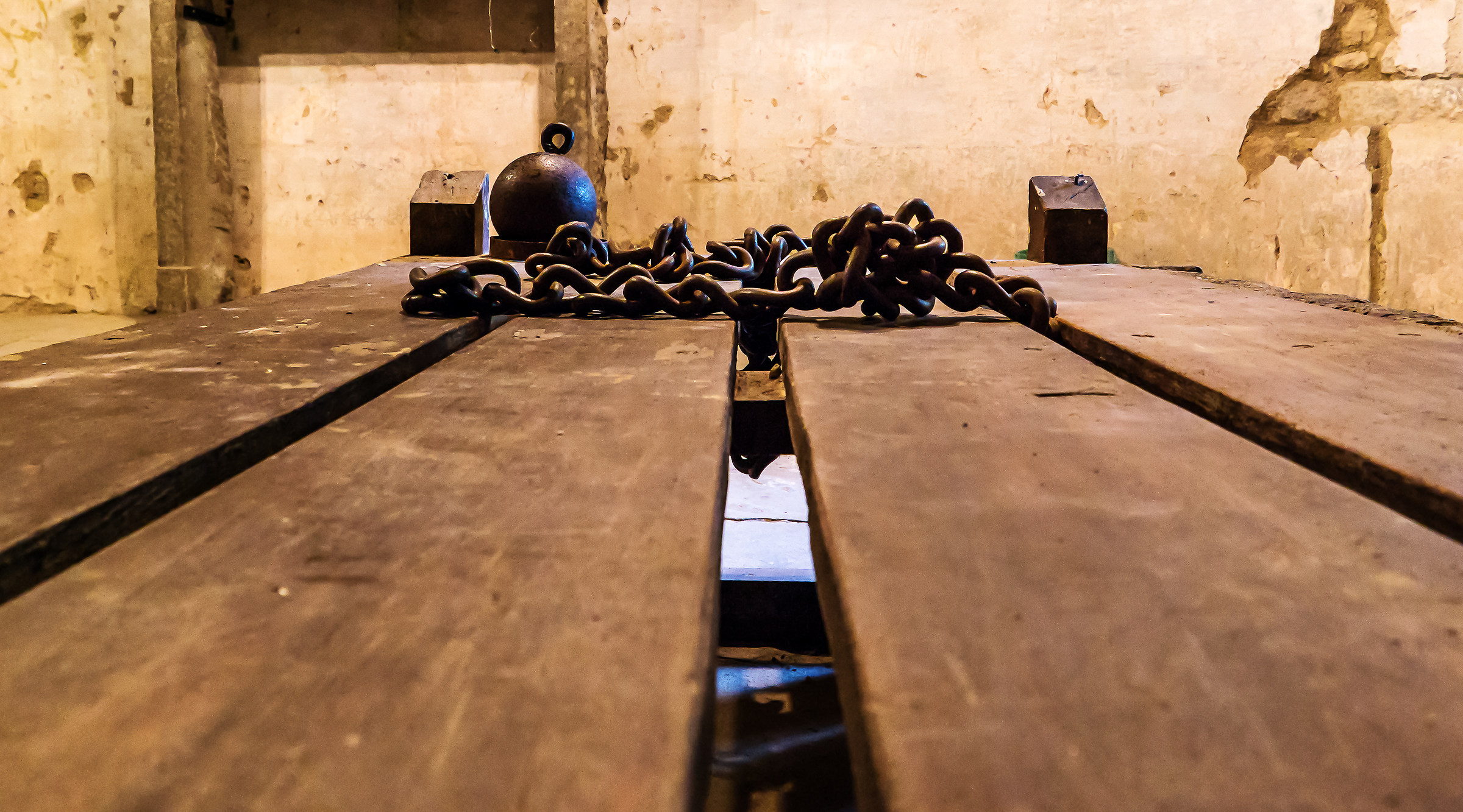 Sestola - ball and chains