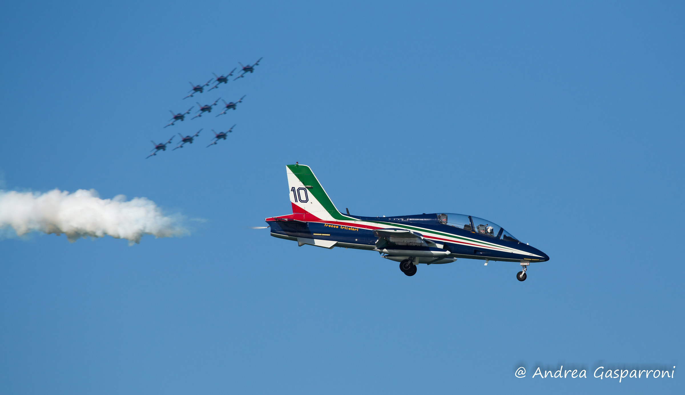 Il solista con la formazione sullo sfondo